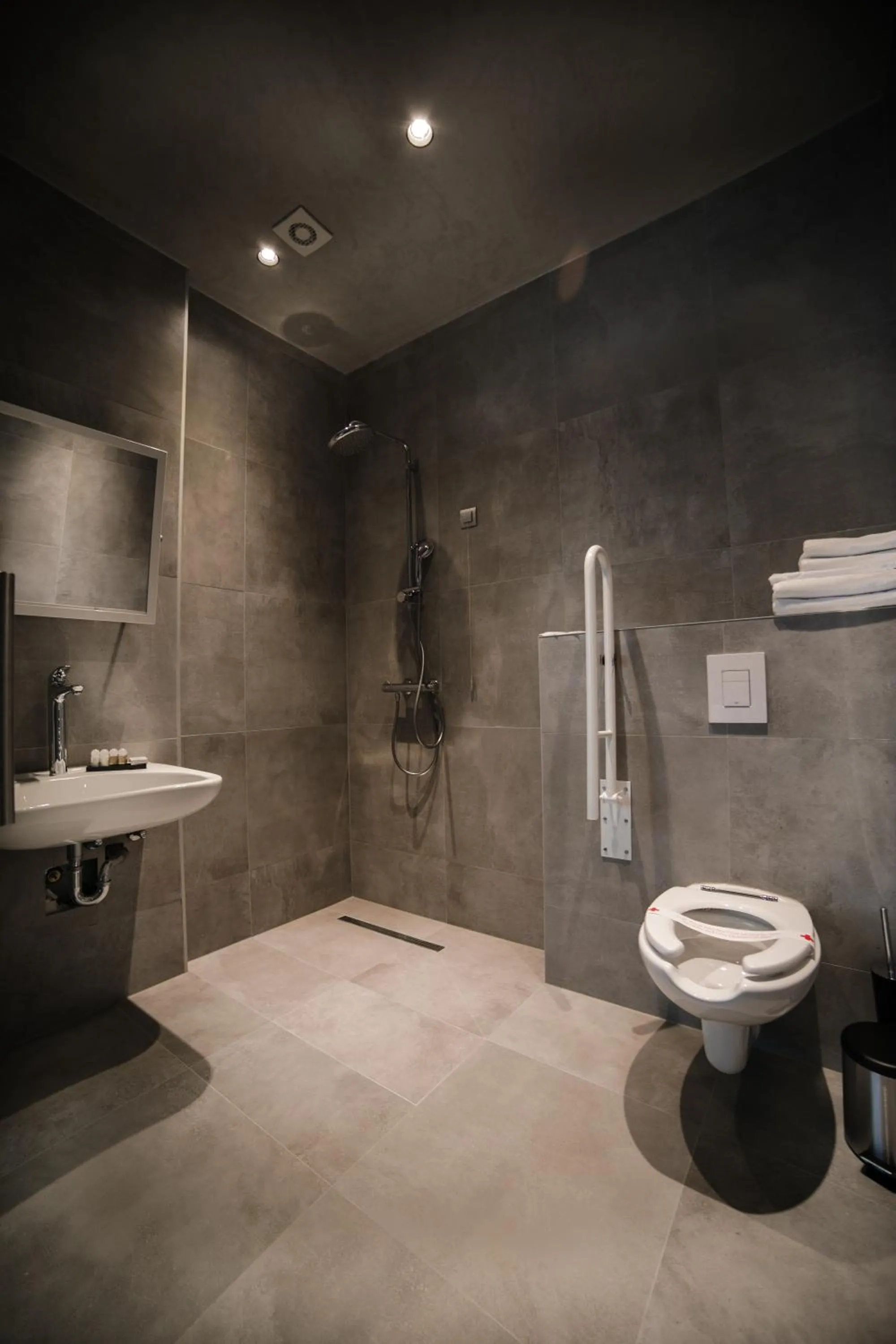 Toilet in Hotel Bank