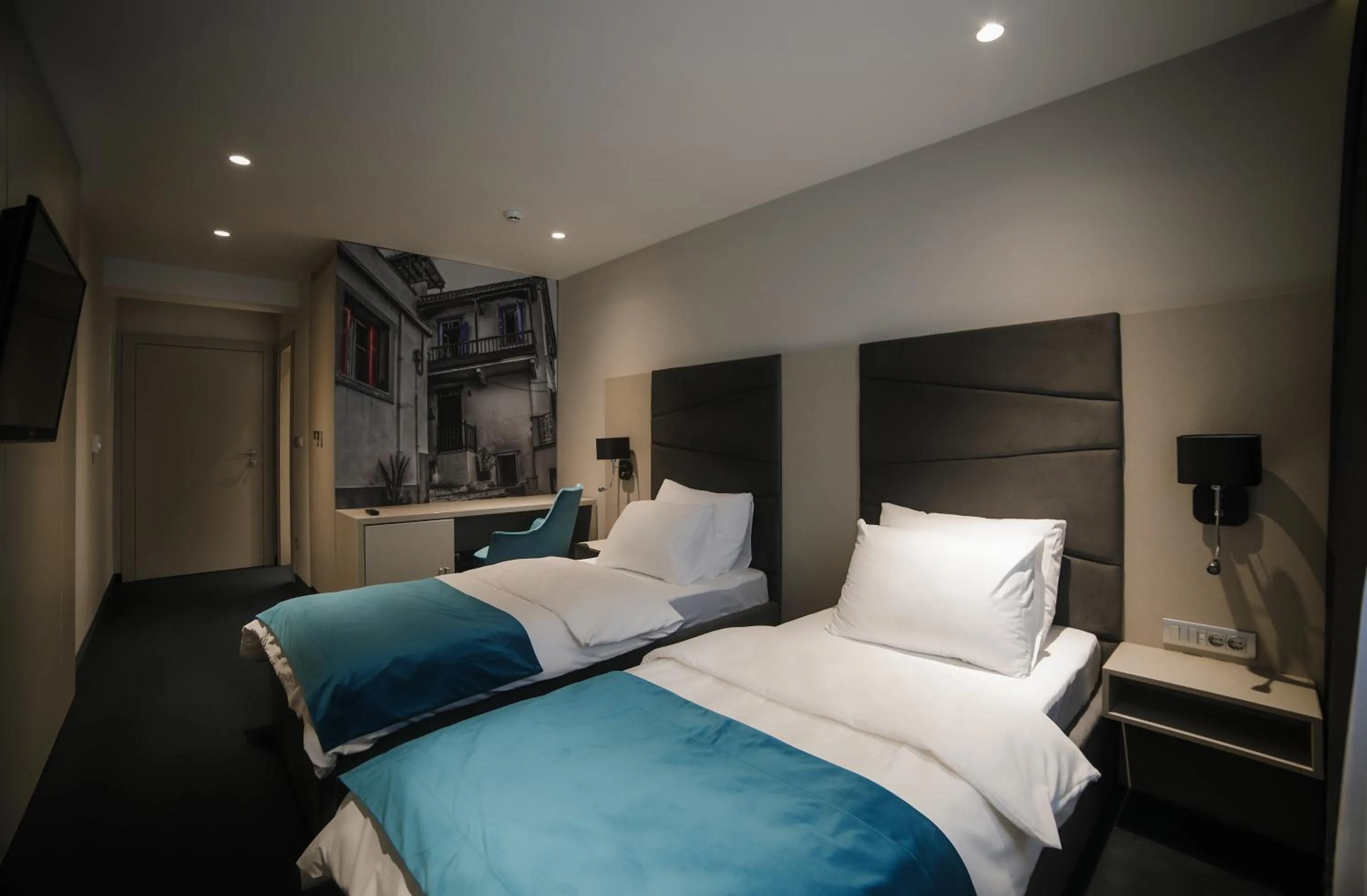 Staff, Bed in Hotel Bank