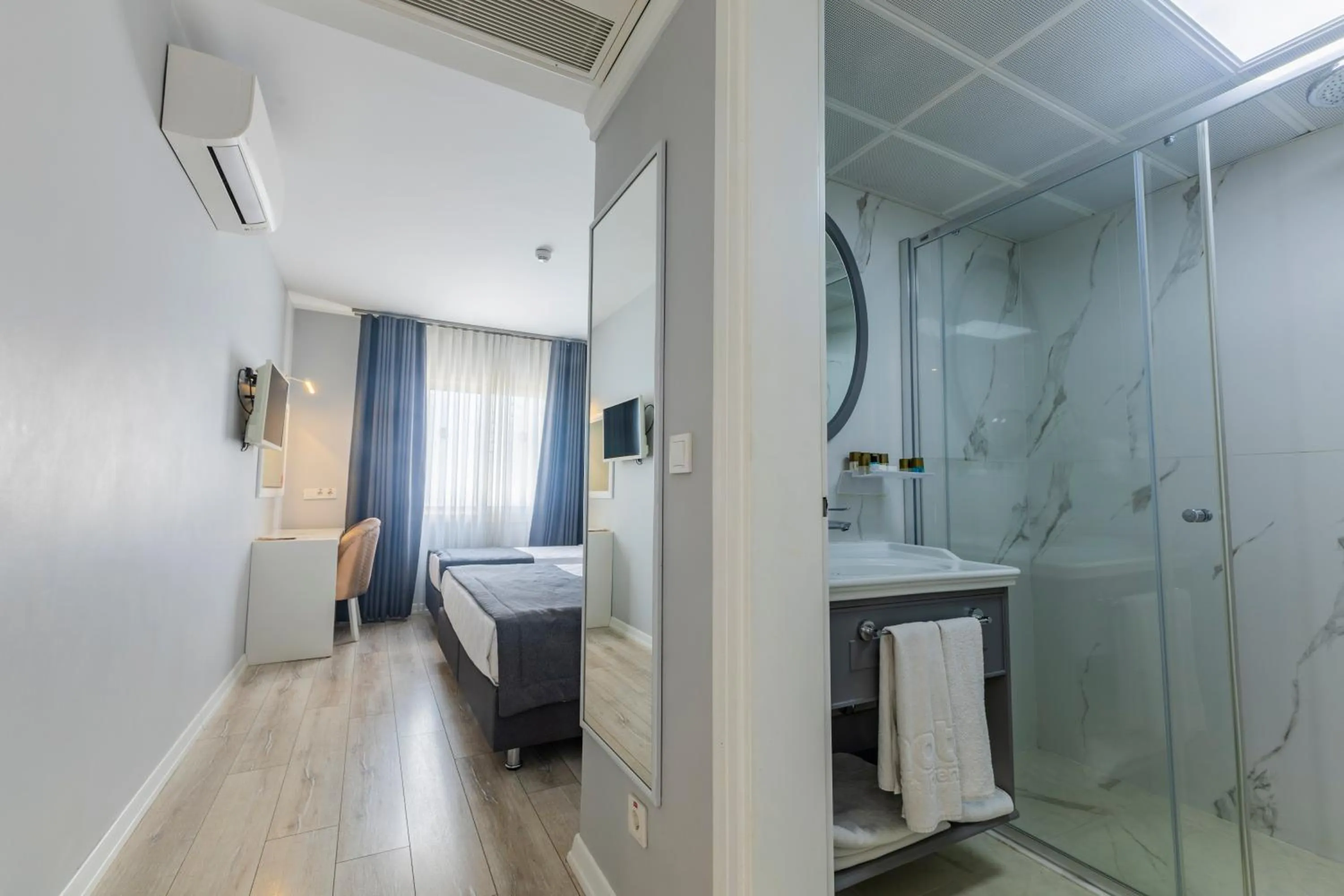Shower, Bed in Motto Premium Hotel&Spa