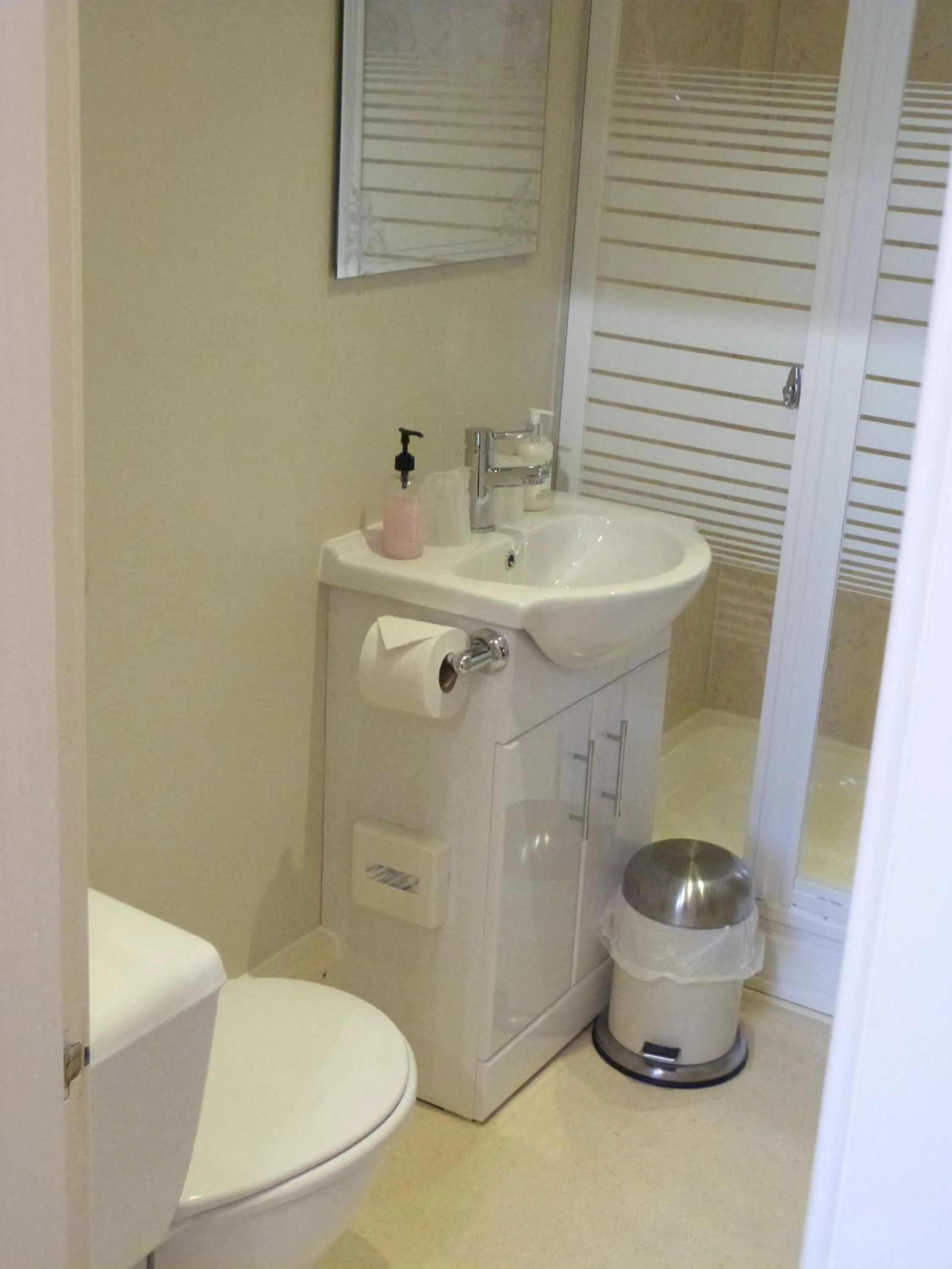 Shower in Dunallan Guest House