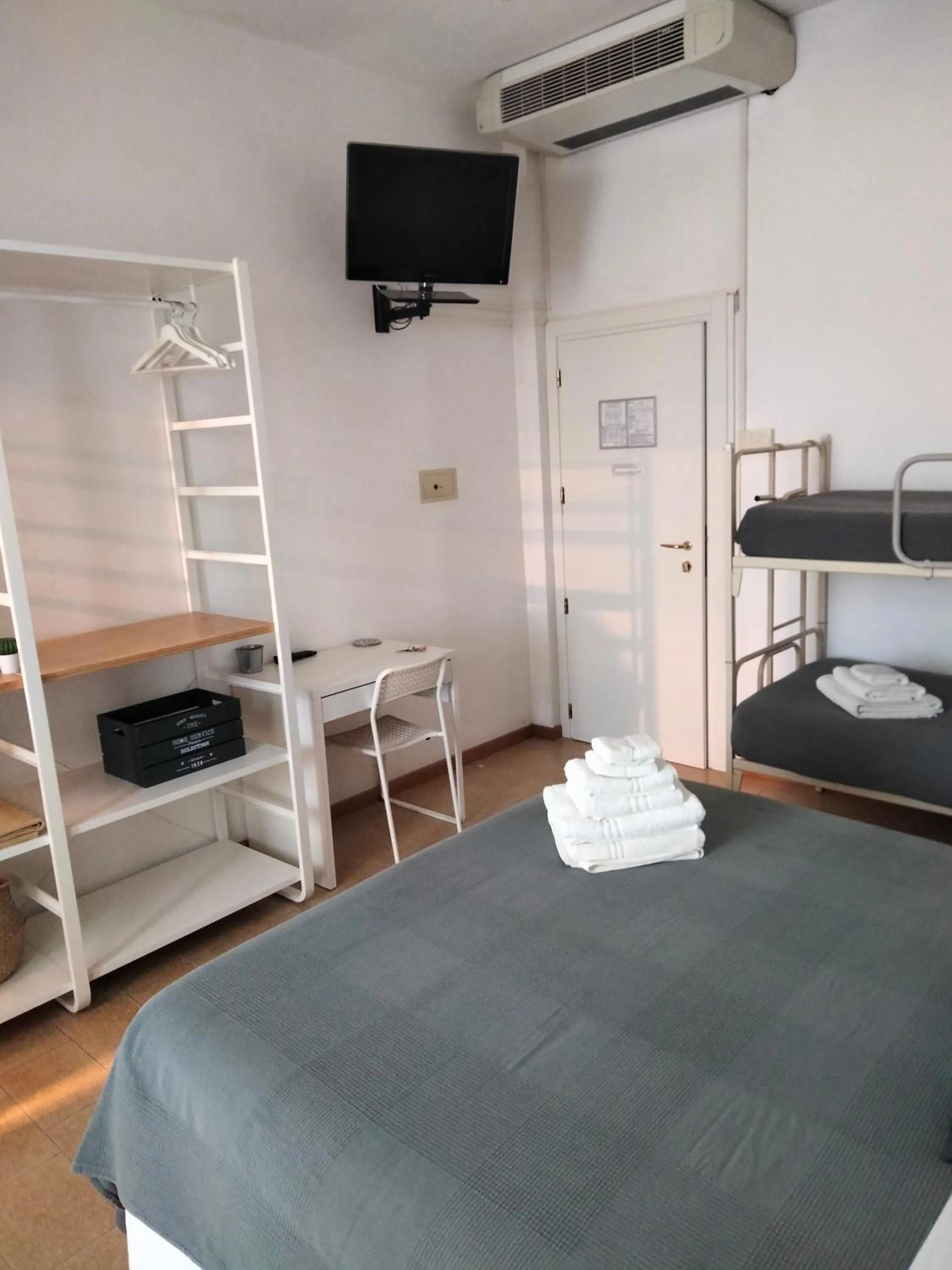 TV and multimedia, Bed in Albergo Aquila