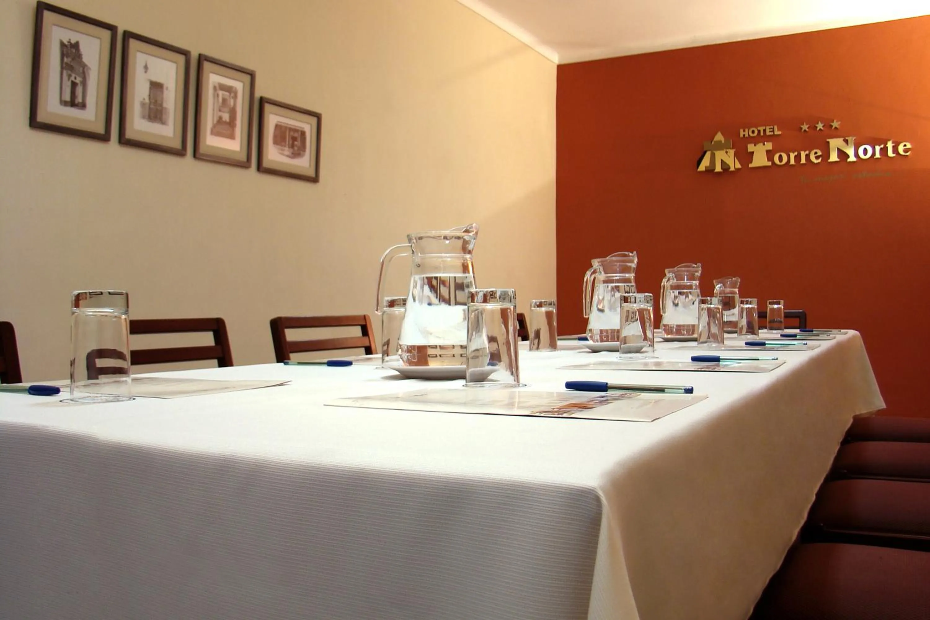 Restaurant/places to eat in Hotel Torre Norte