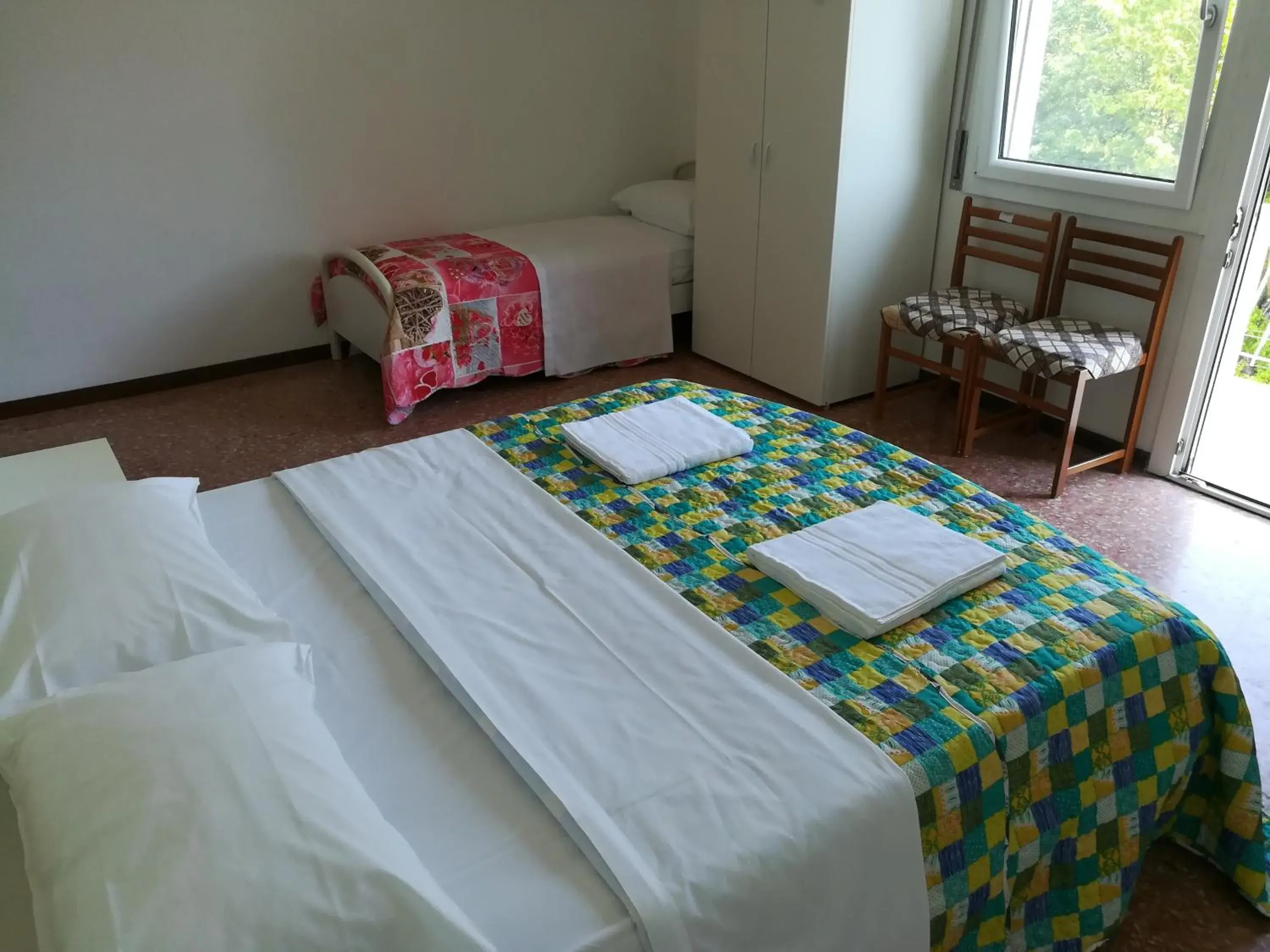 Basic Triple Room with Shared Bathroom in Venice Garden House Basic Triple Room with Shared Bathroom in Venice Garden House