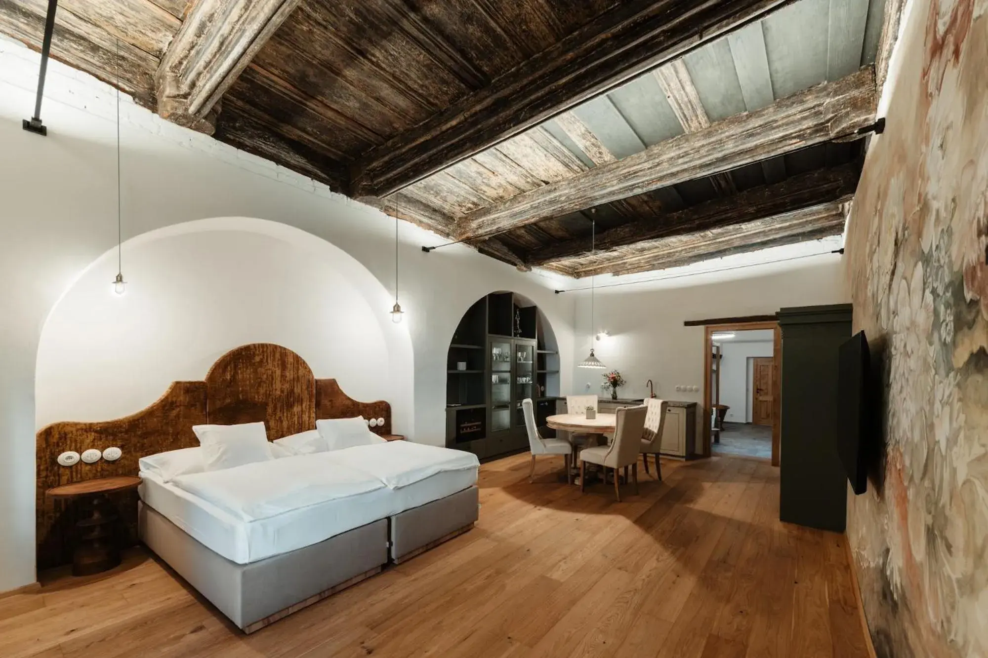 Deluxe Suite with Bath Tub in Hotel Clemar Deluxe Suite with Bath Tub in Hotel Clemar