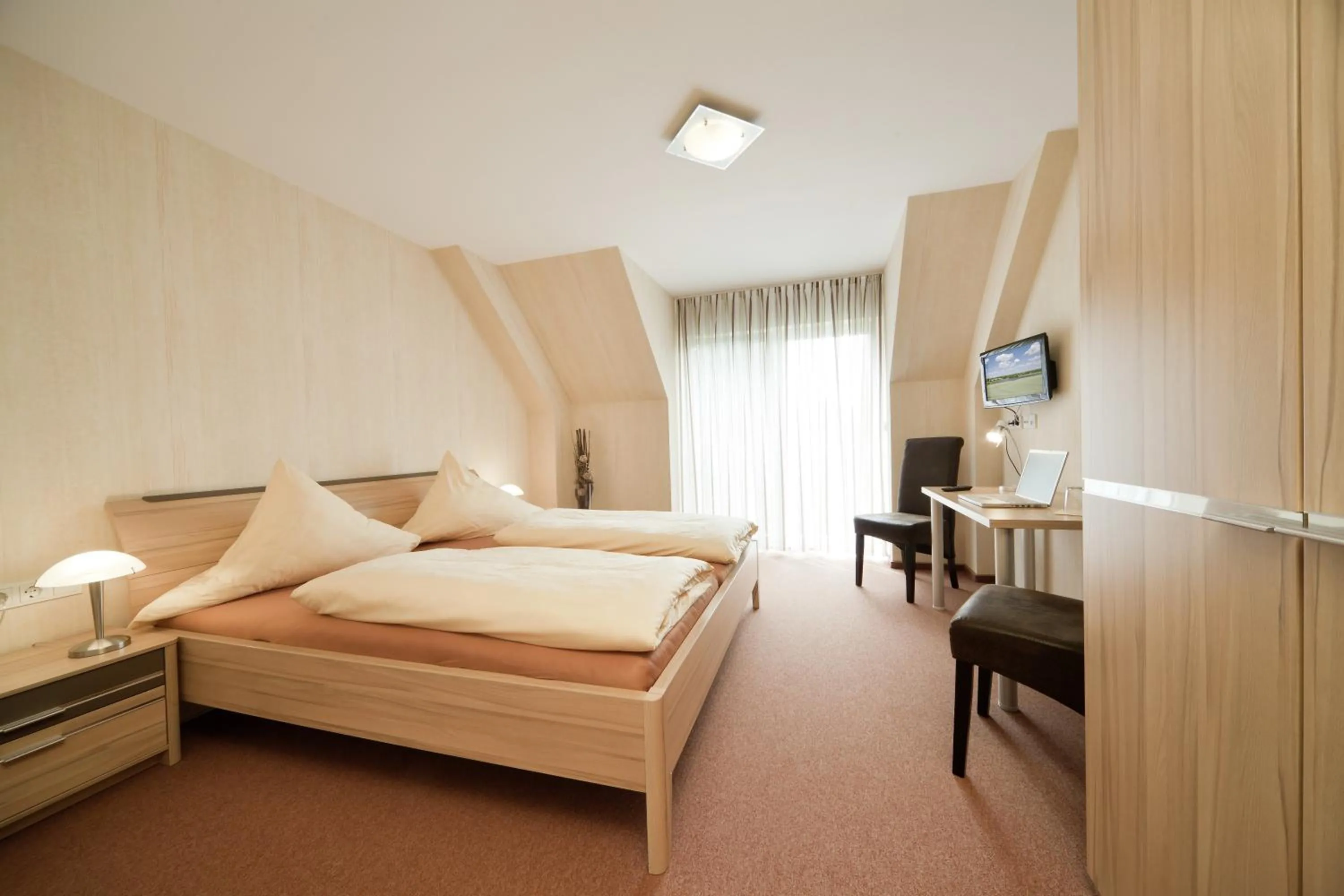 Shower, Bed in Pension am Schlossberg