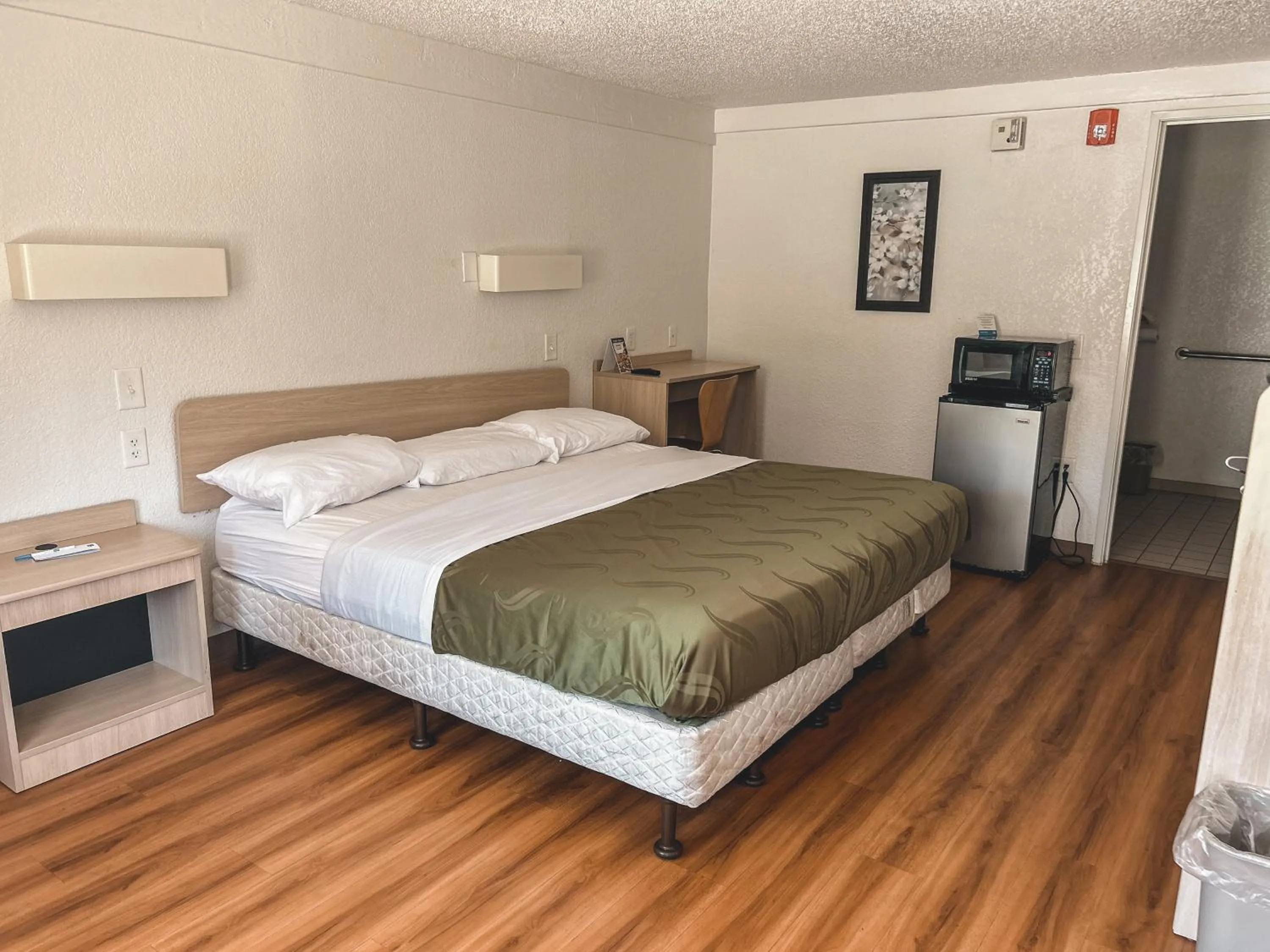 Photo of the whole room, Bed in Rodeway Inn Washington PA