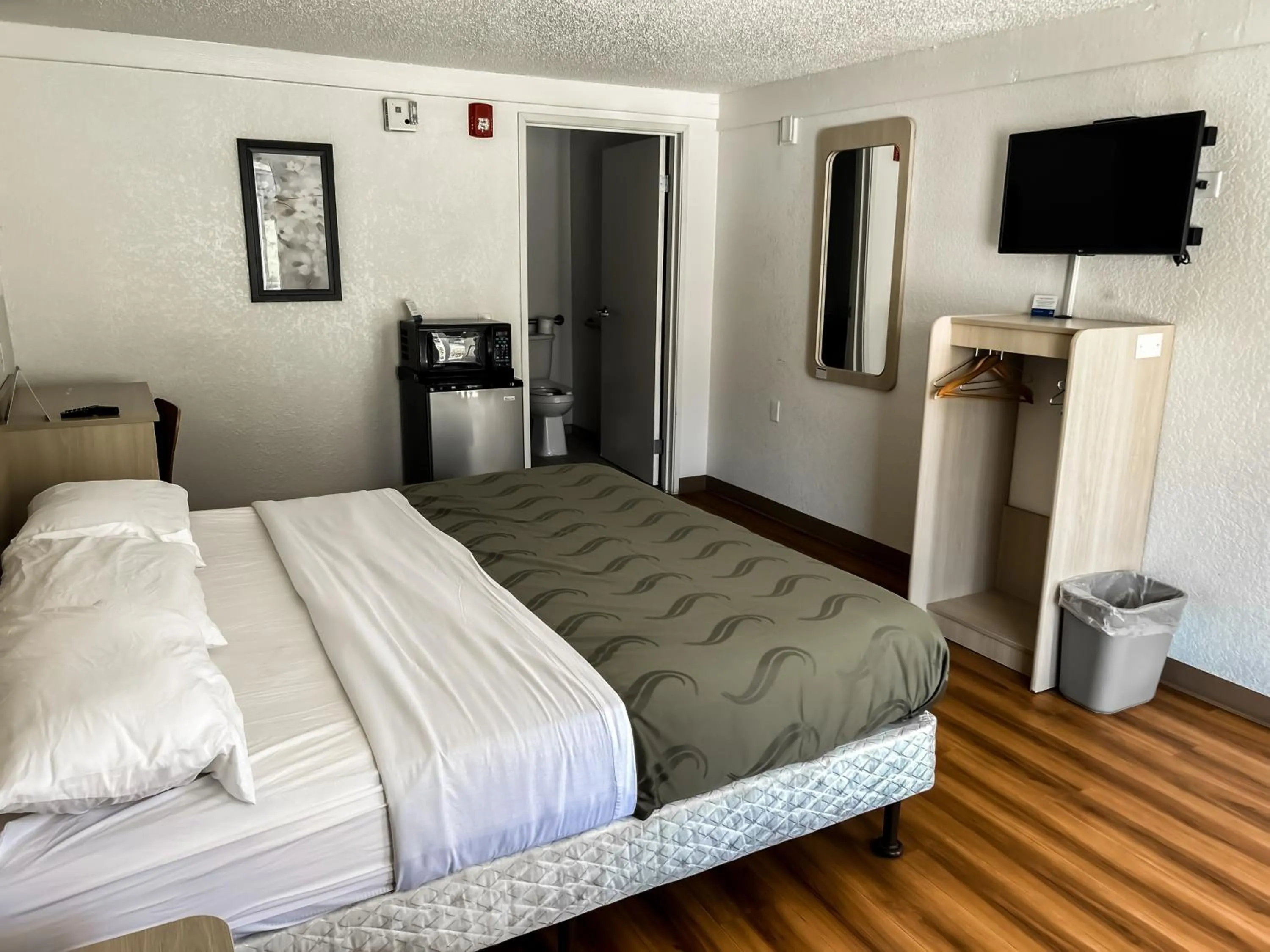 Photo of the whole room, Bed in Rodeway Inn Washington PA