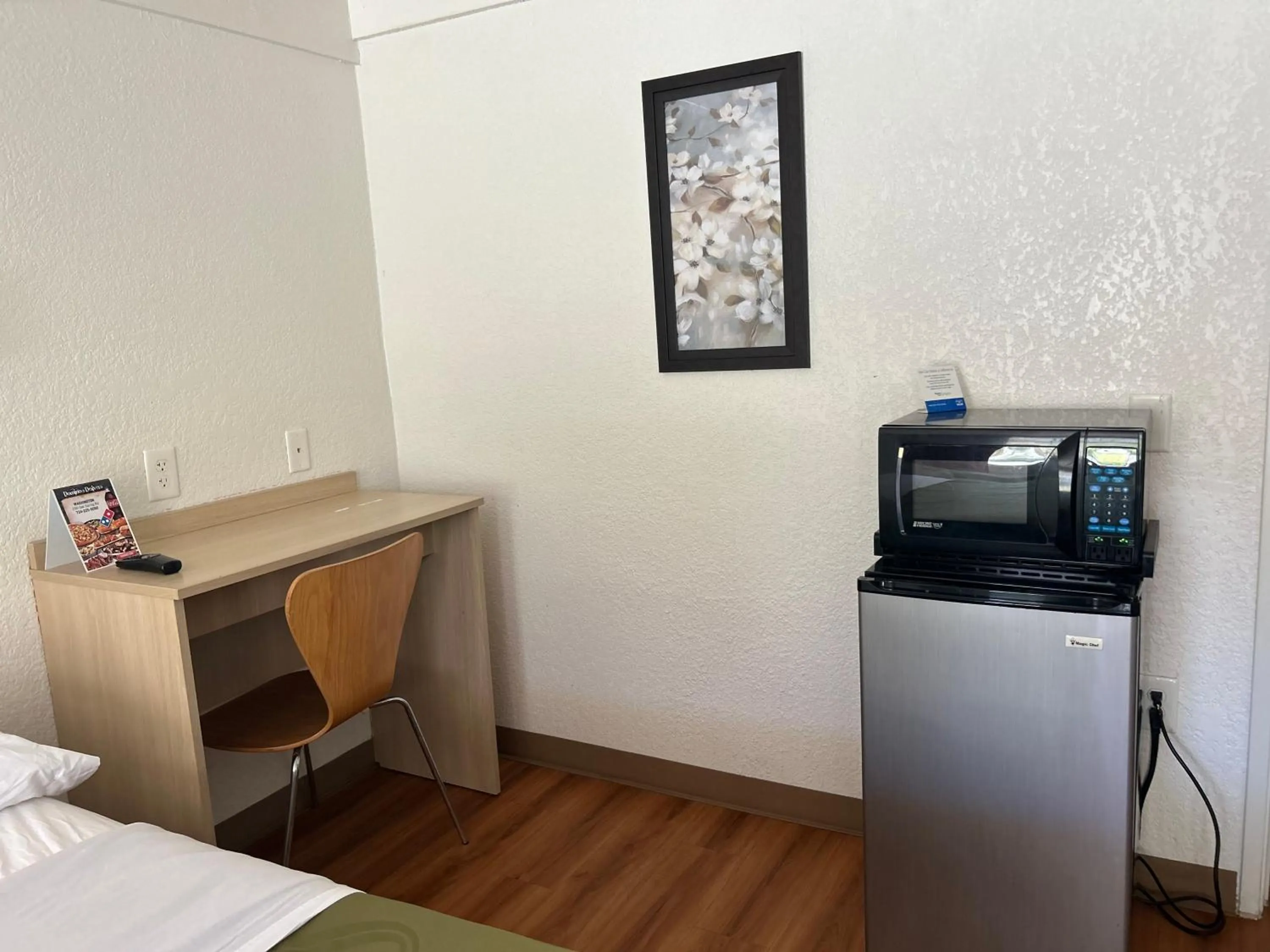 minibar, Bed in Rodeway Inn Washington PA