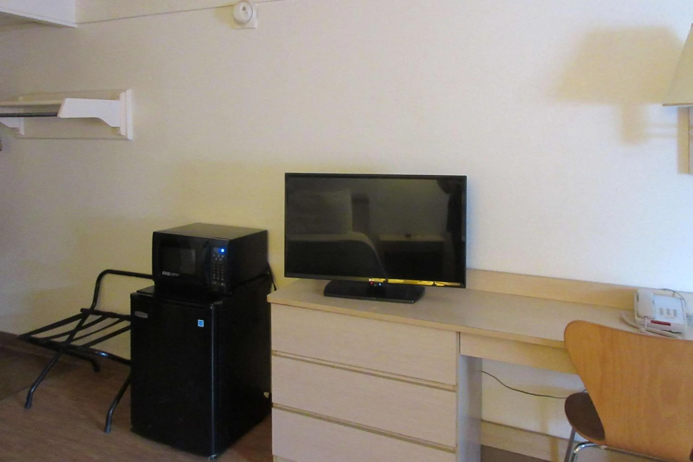 TV and multimedia in Rodeway Inn Washington PA