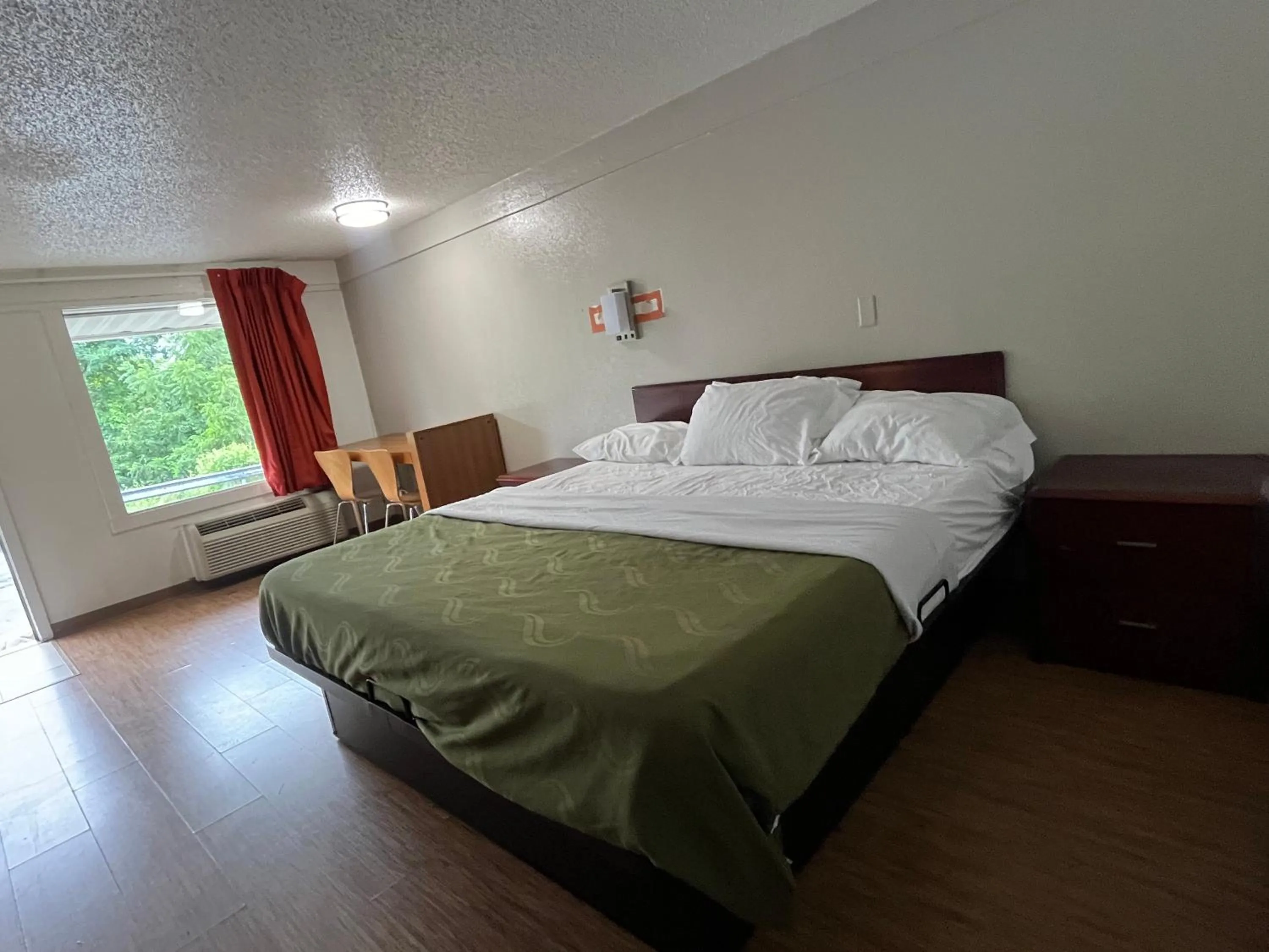 Living room, Bed in Rodeway Inn Washington PA
