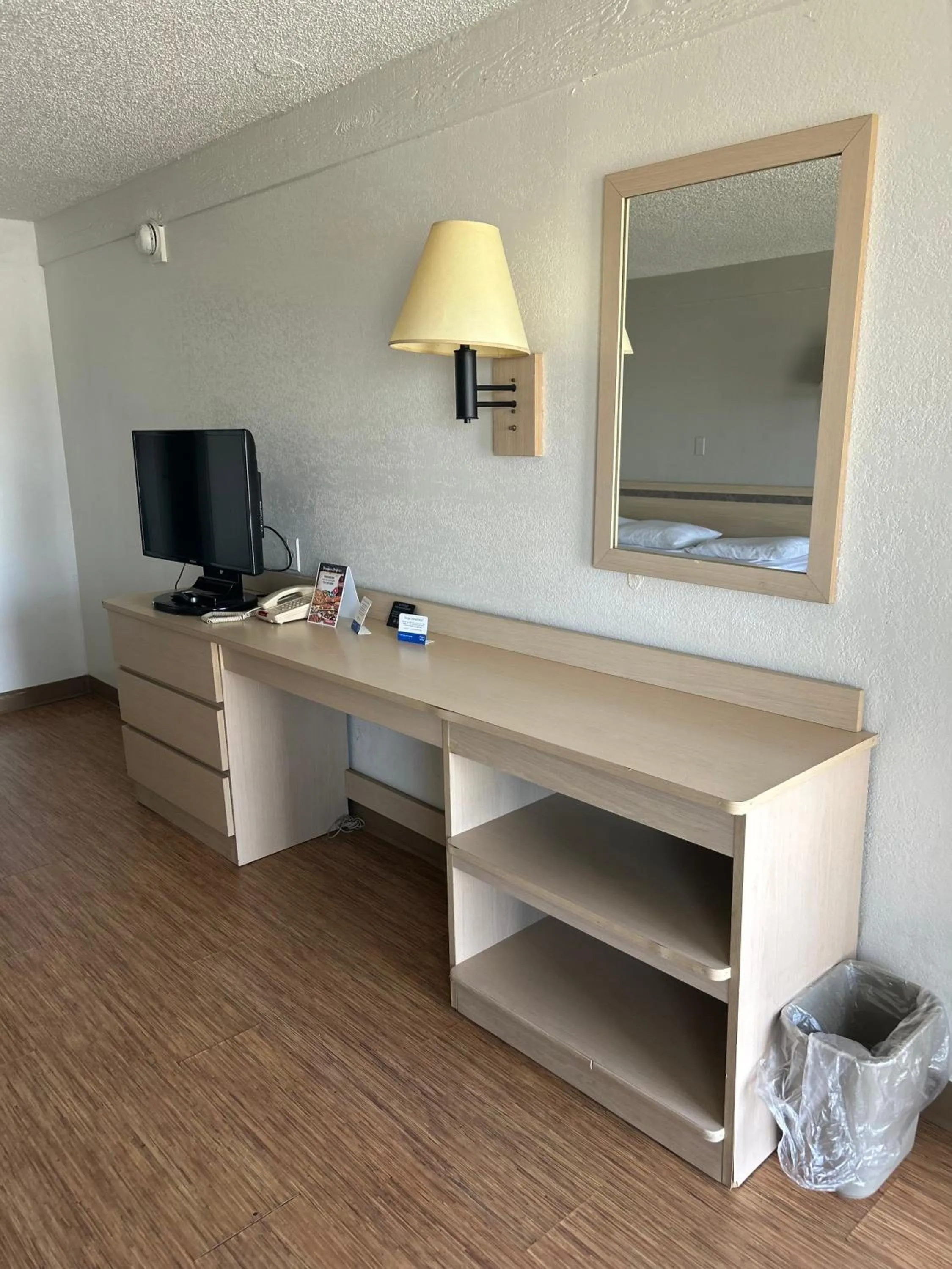 TV and multimedia in Rodeway Inn Washington PA