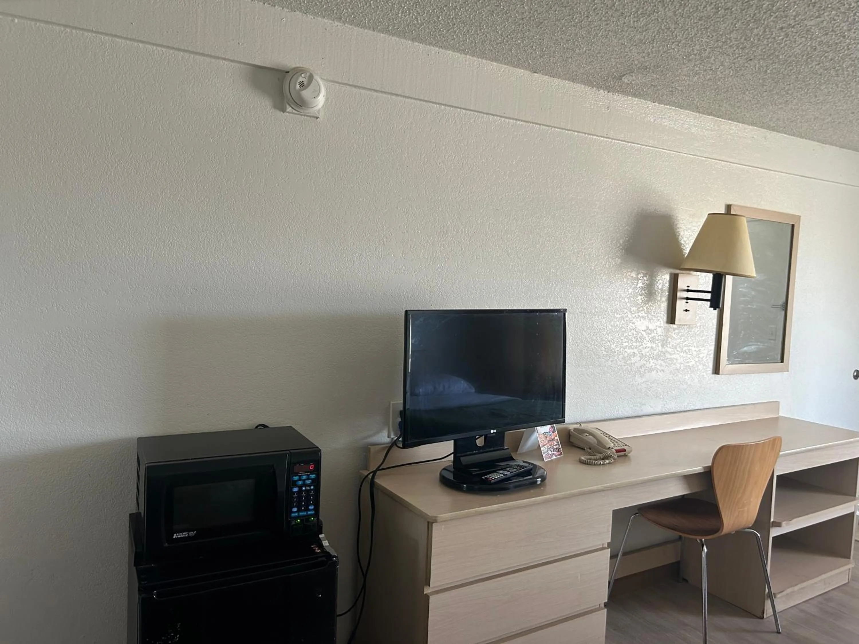 TV and multimedia in Rodeway Inn Washington PA