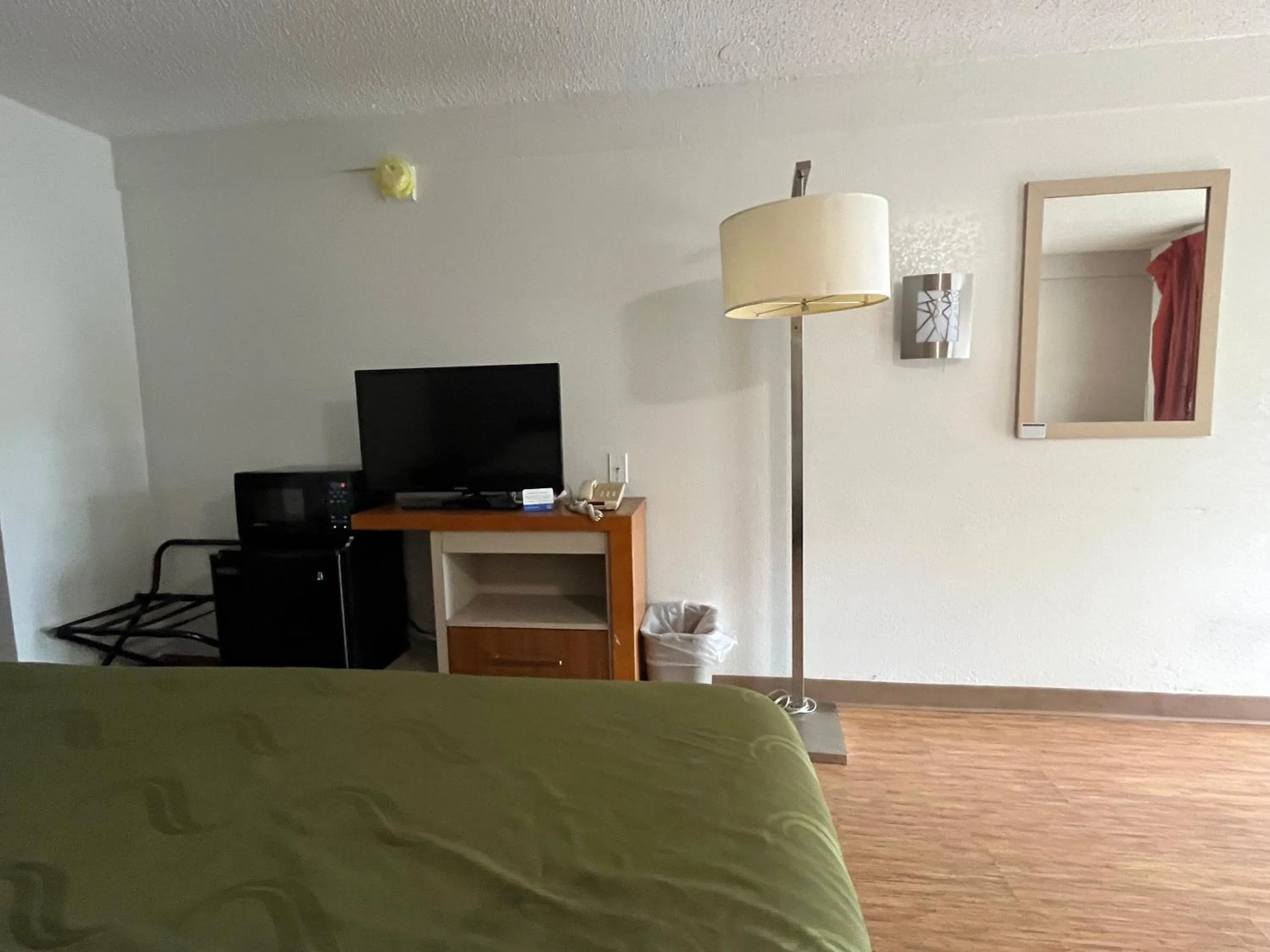 Living room, Bed in Rodeway Inn Washington PA