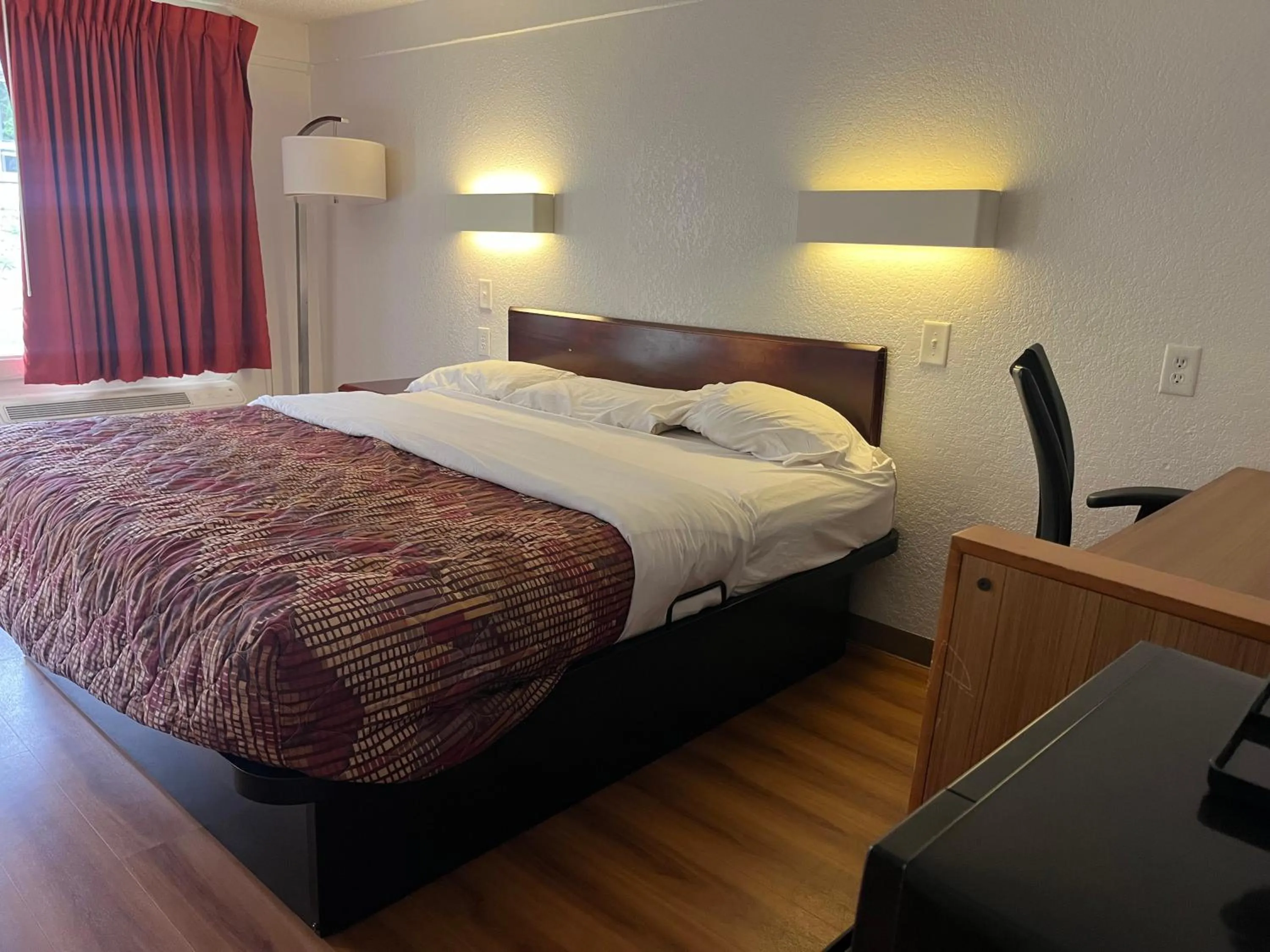 Living room, Bed in Rodeway Inn Washington PA