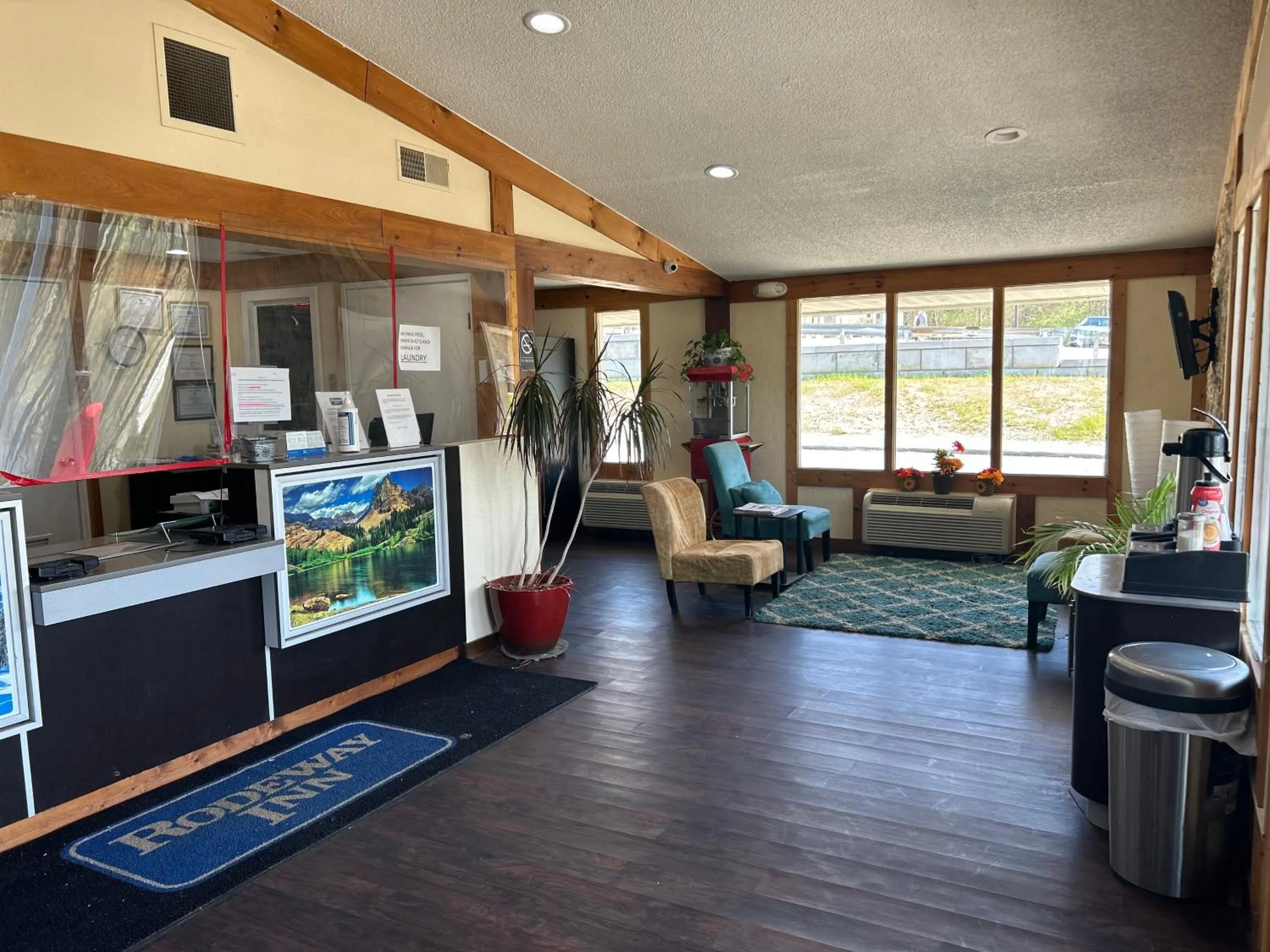 Communal lounge/ TV room in Rodeway Inn Washington PA