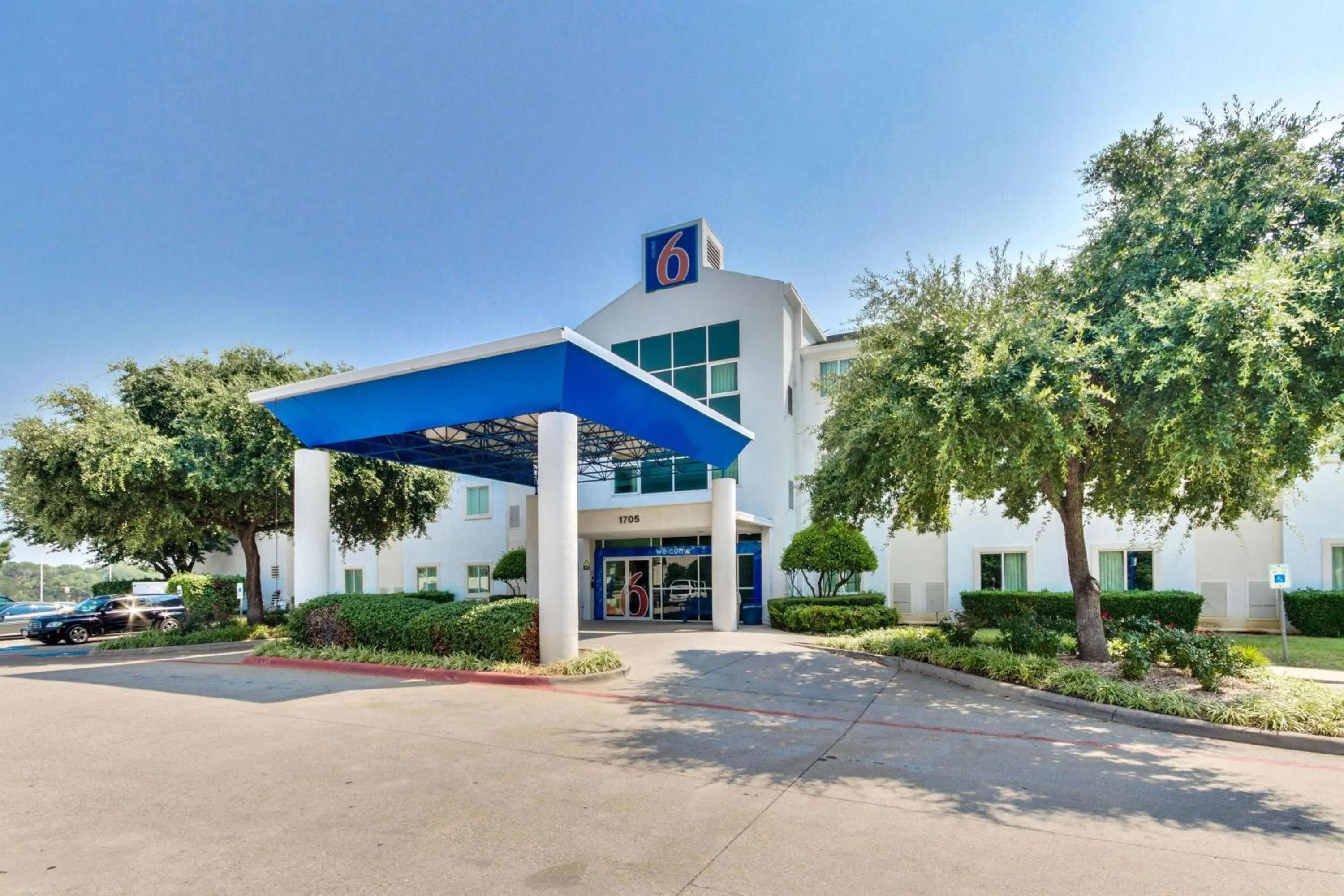 Property building in Motel 6-Lewisville, TX - Dallas