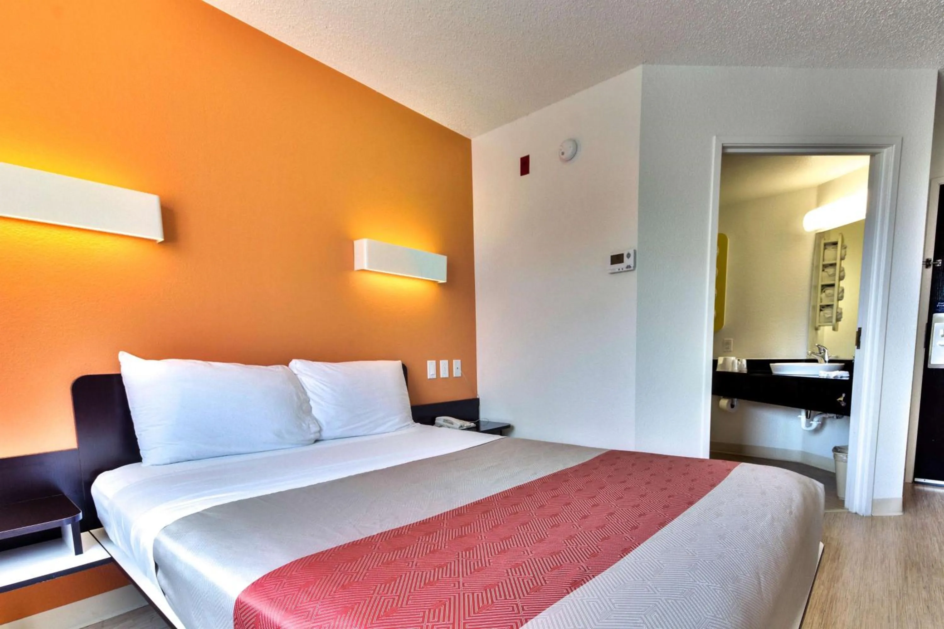 Bedroom, Bed in Motel 6-Lewisville, TX - Dallas