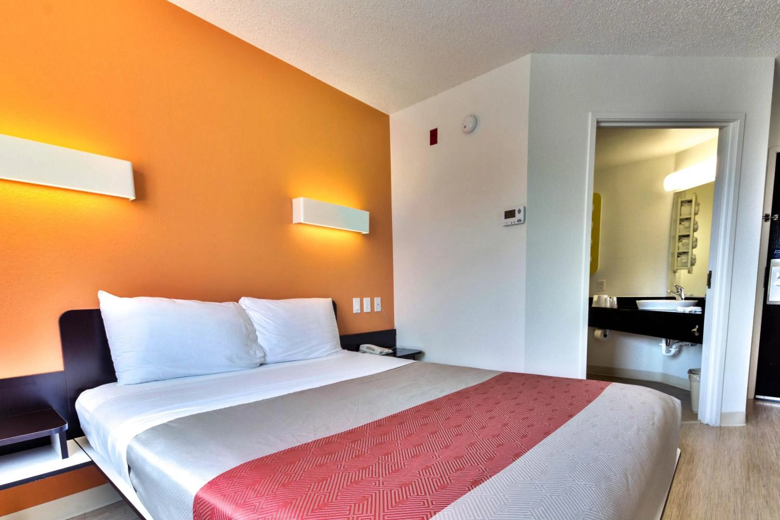 Bedroom, Bed in Motel 6-Lewisville, TX - Dallas