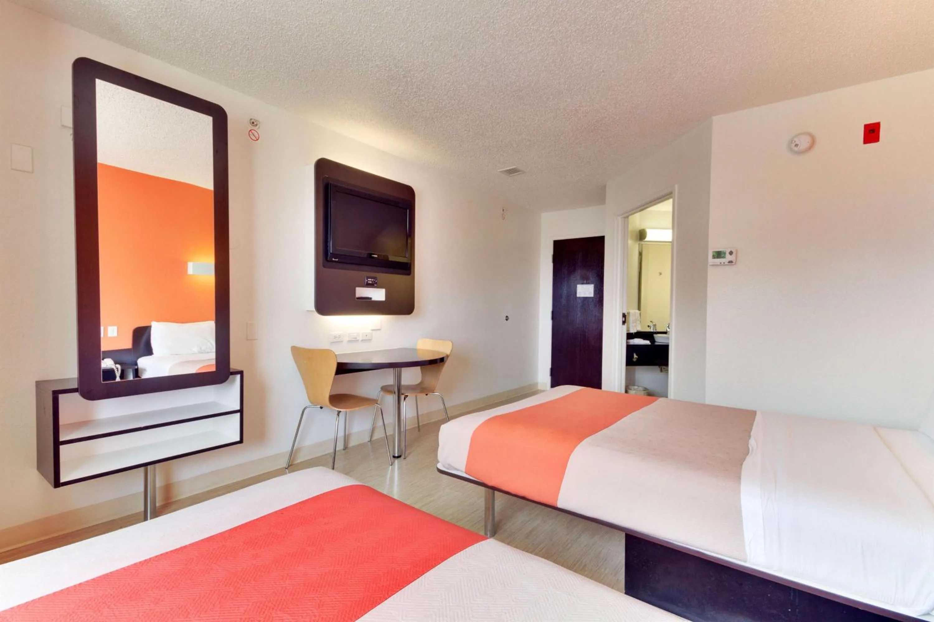 TV and multimedia, Bed in Motel 6-Lewisville, TX - Dallas