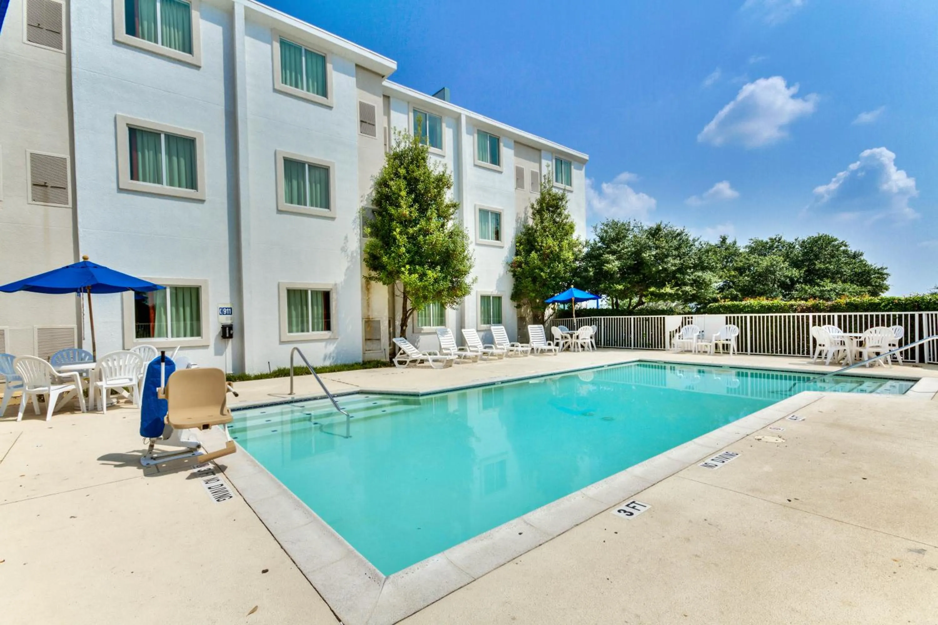 Swimming pool in Motel 6-Lewisville, TX - Dallas