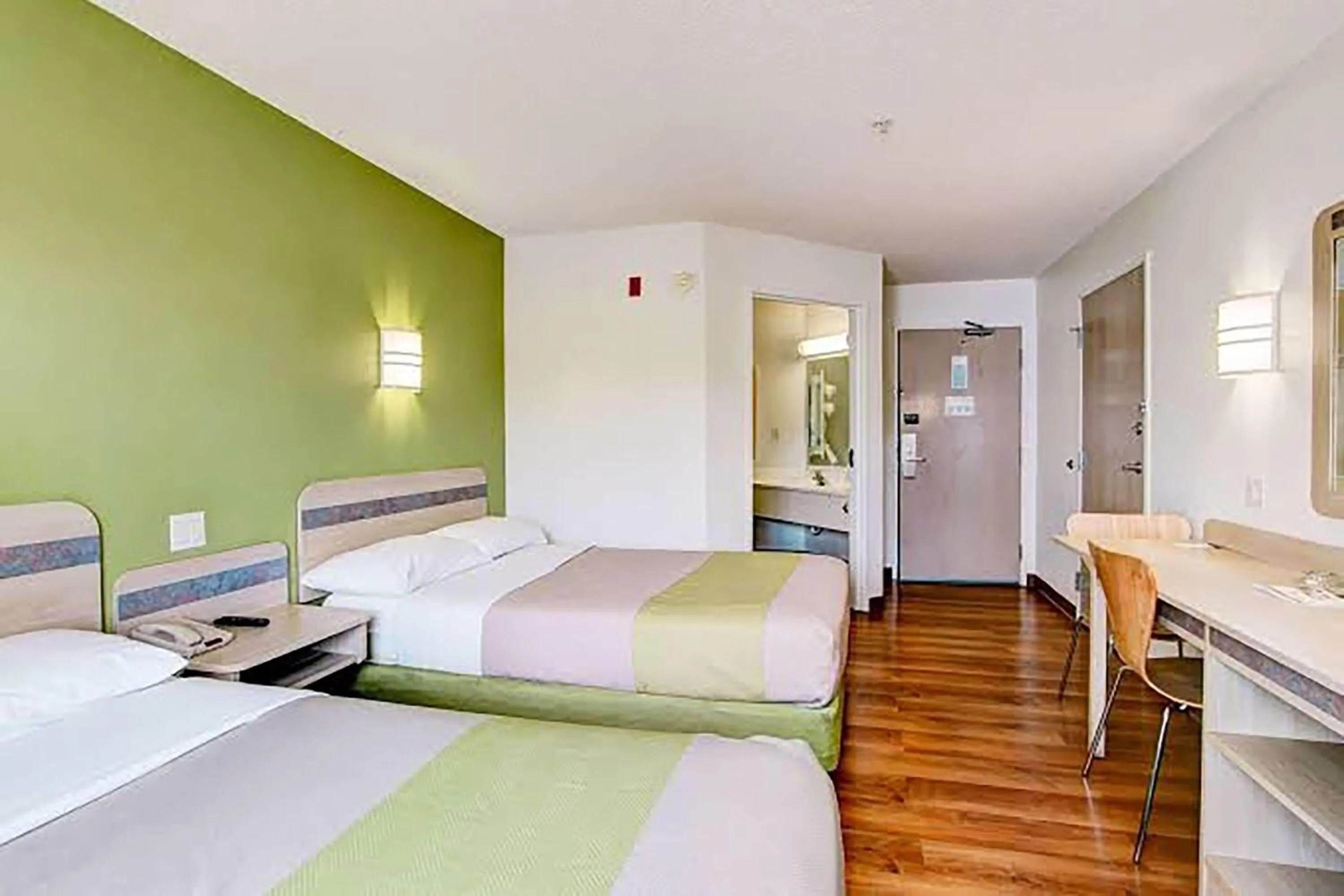 Photo of the whole room, Bed in Super 8 by Wyndham Aurora East