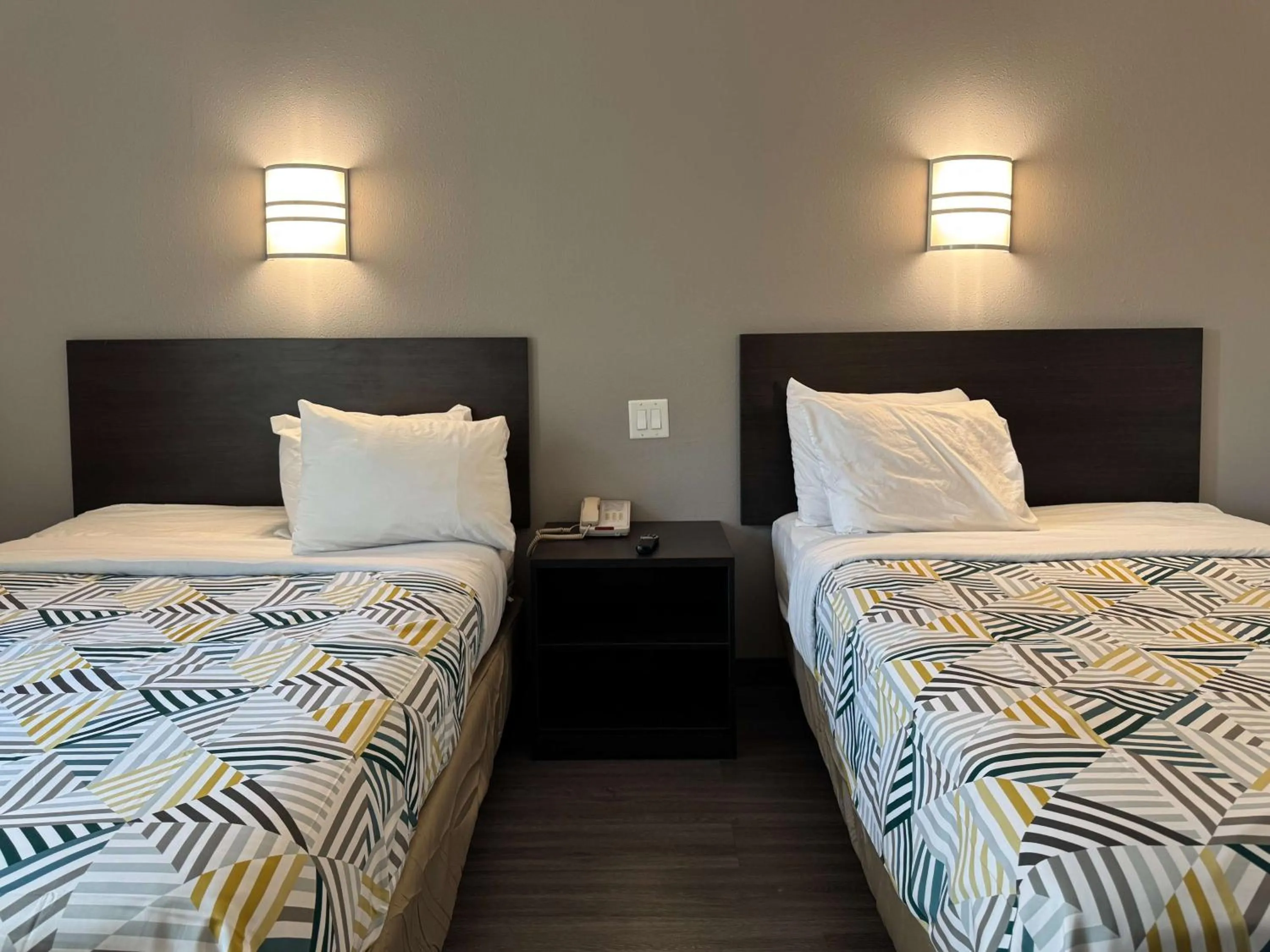 Bedroom, Bed in Motel 6-Joliet, IL - Chicago - I-55