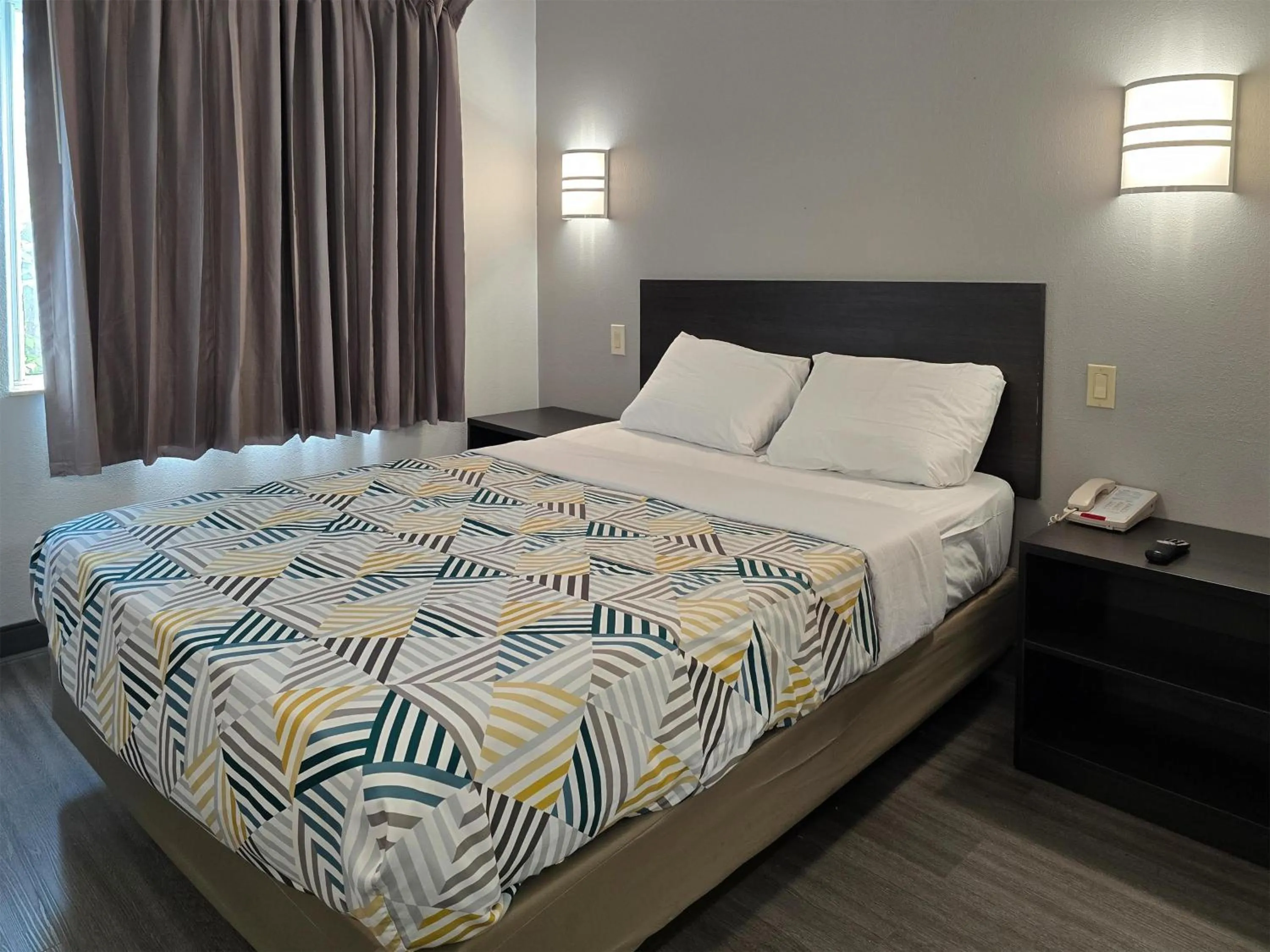 Bedroom, Bed in Motel 6-Joliet, IL - Chicago - I-55