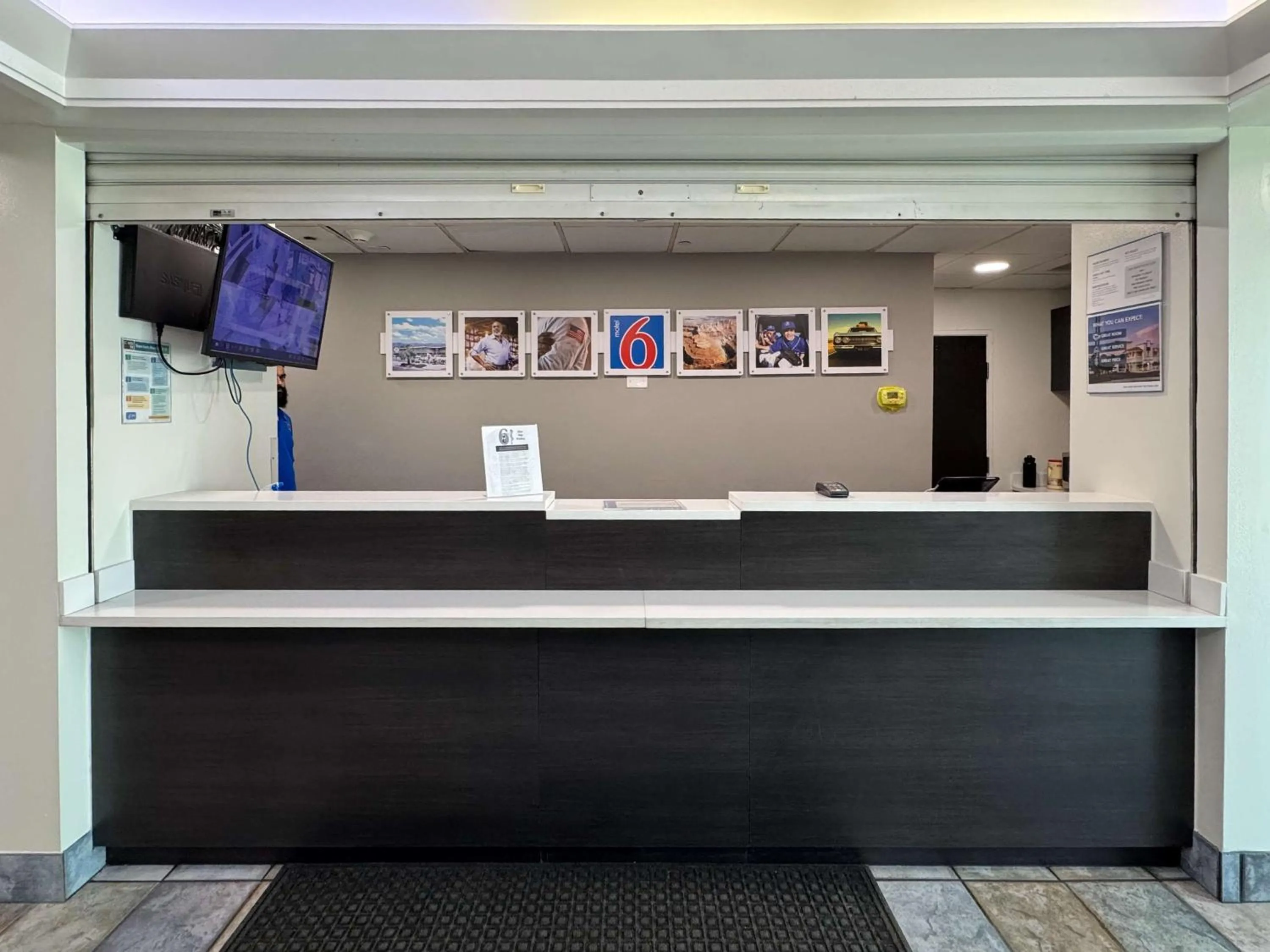 Lobby or reception in Motel 6-Joliet, IL - Chicago - I-55