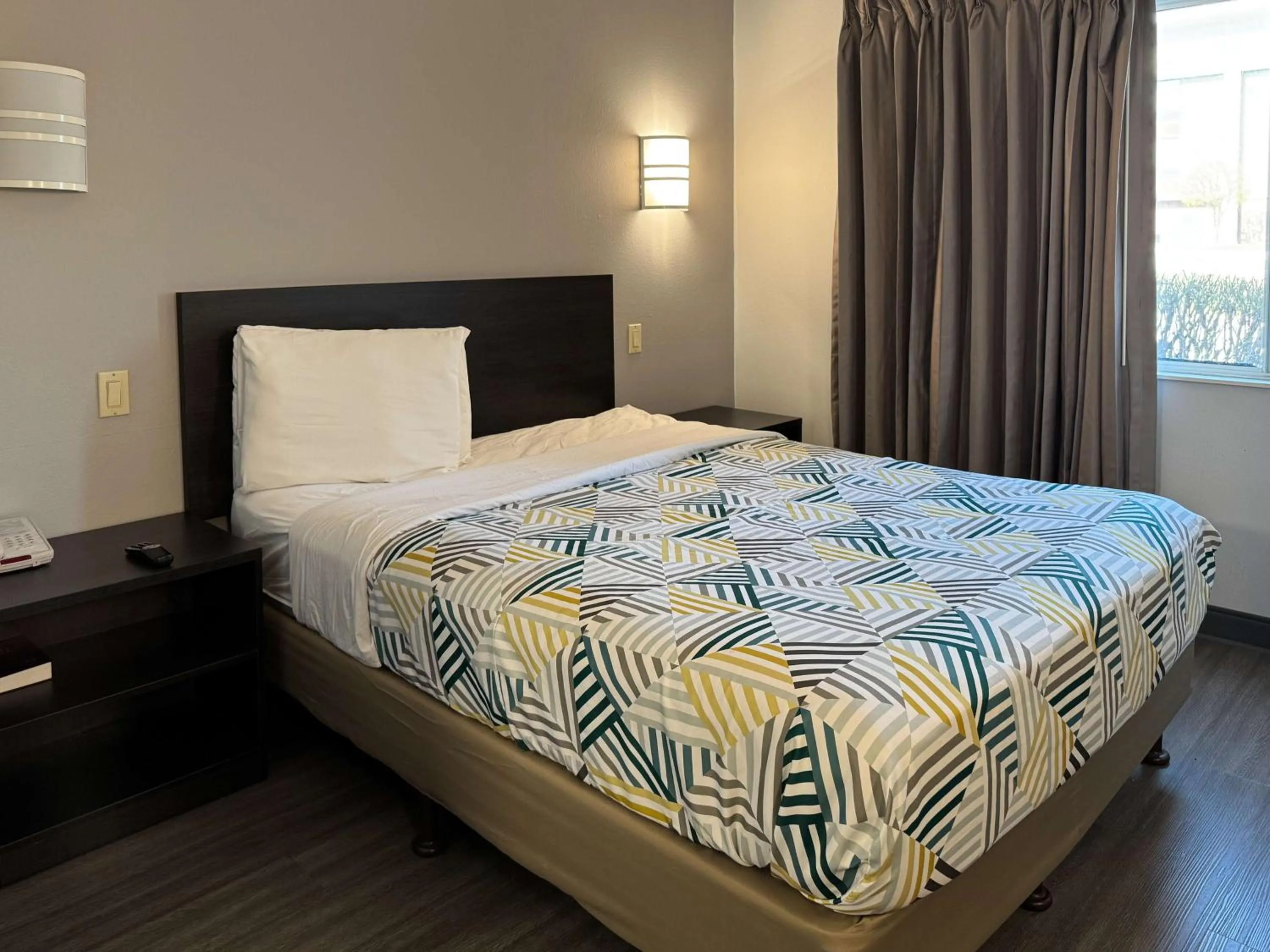 Bedroom, Bed in Motel 6-Joliet, IL - Chicago - I-55