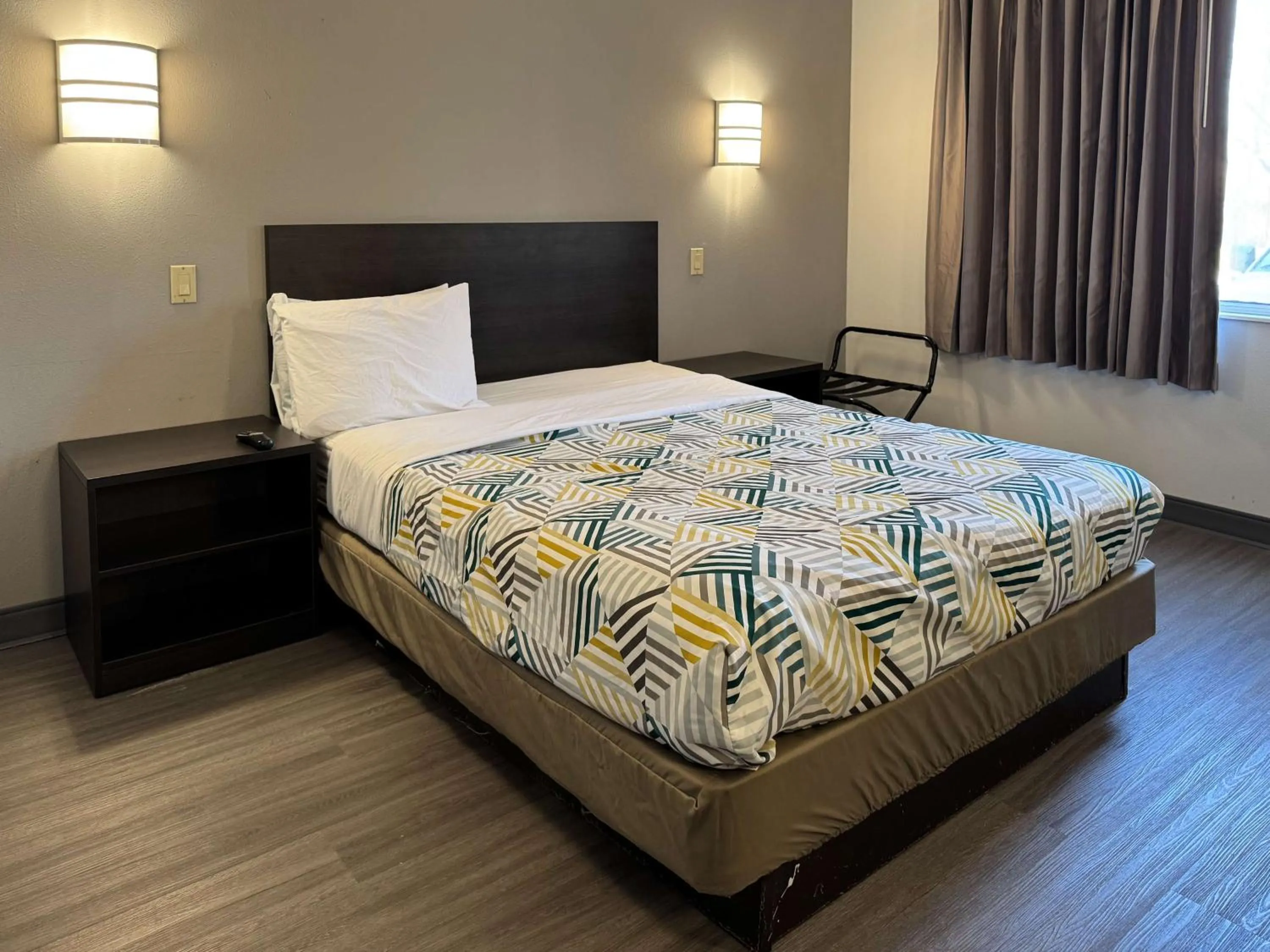 Bedroom, Bed in Motel 6-Joliet, IL - Chicago - I-55