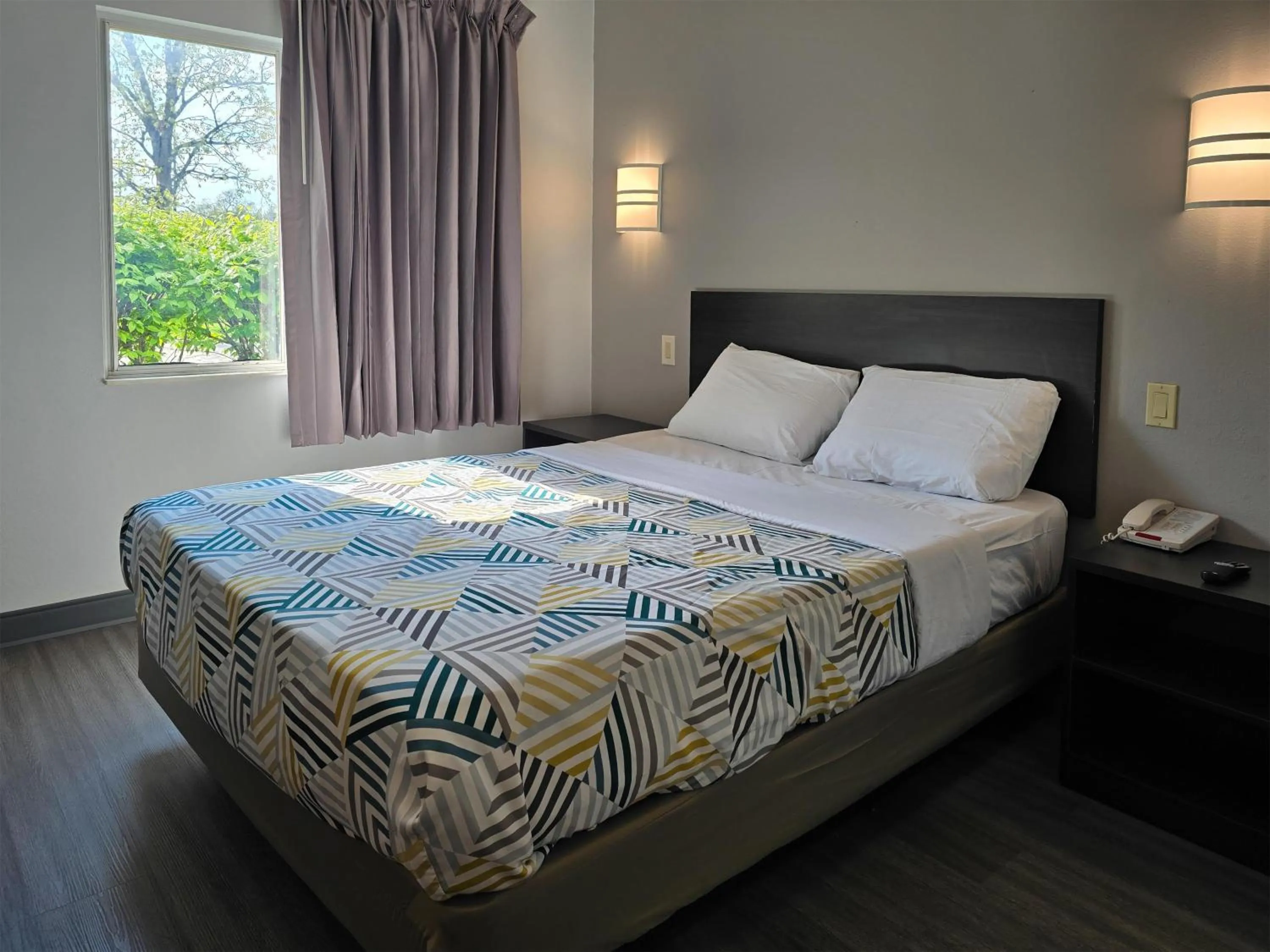 Bedroom, Bed in Motel 6-Joliet, IL - Chicago - I-55