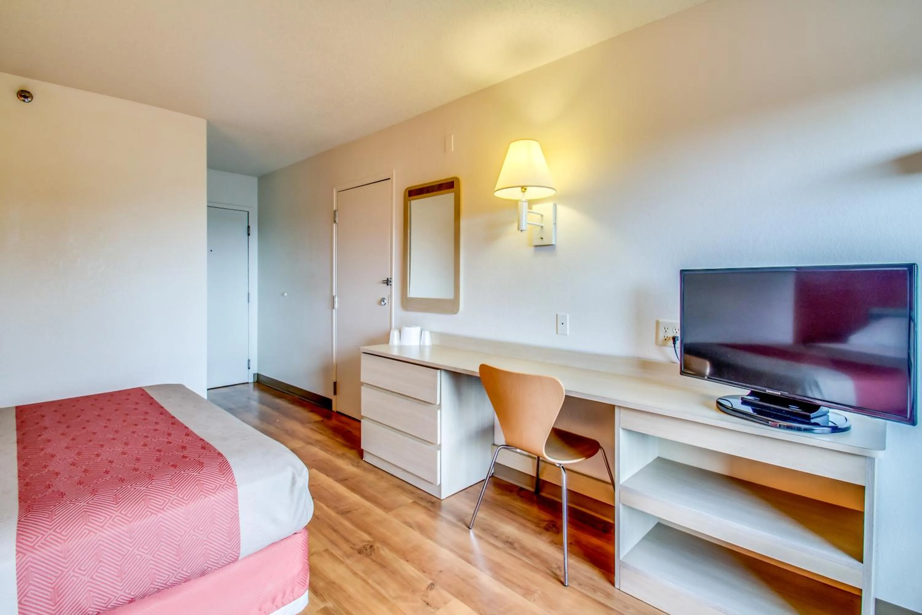 TV and multimedia, Bed in Motel 6-Amherst, NY - Buffalo