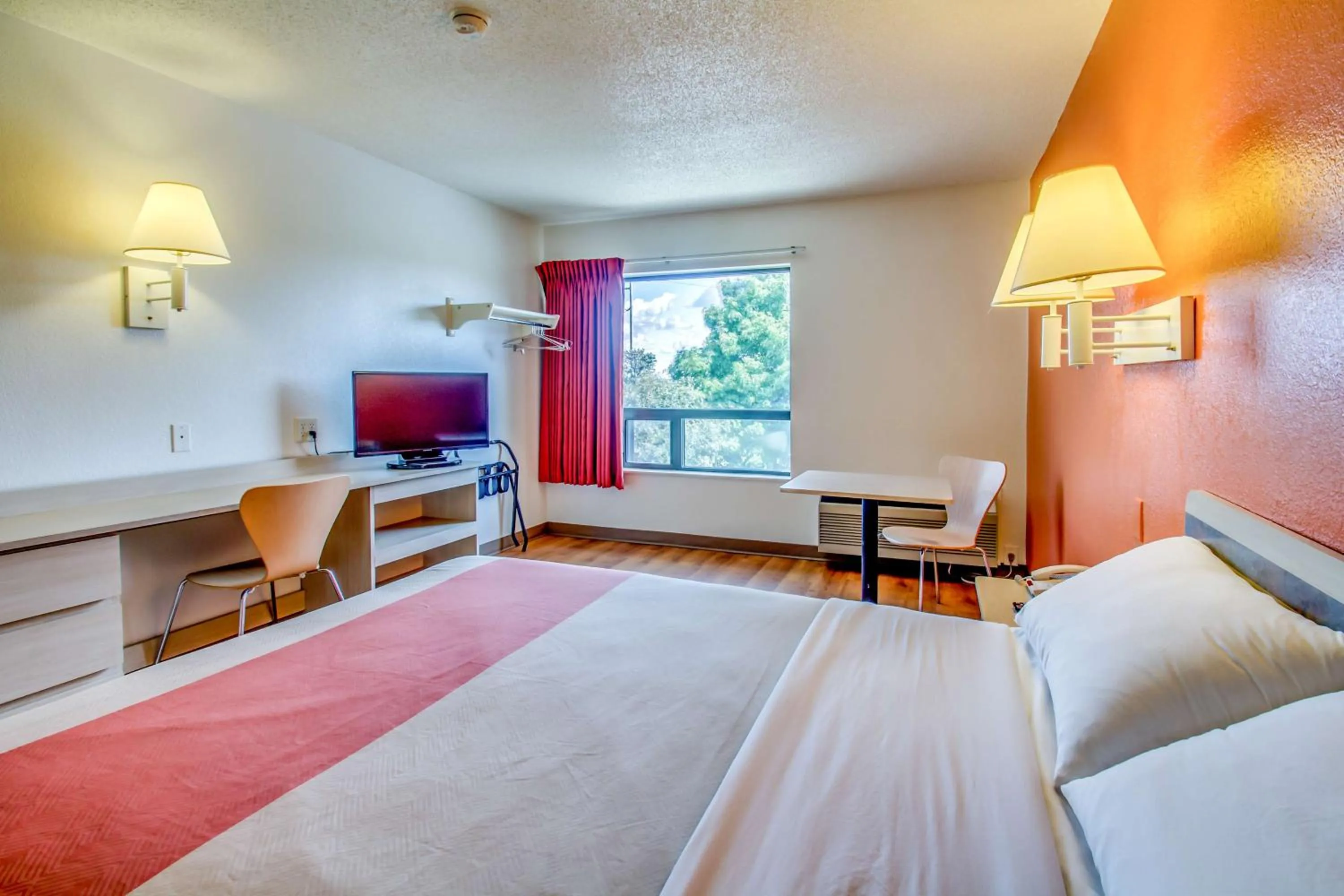 TV and multimedia, Bed in Motel 6-Amherst, NY - Buffalo