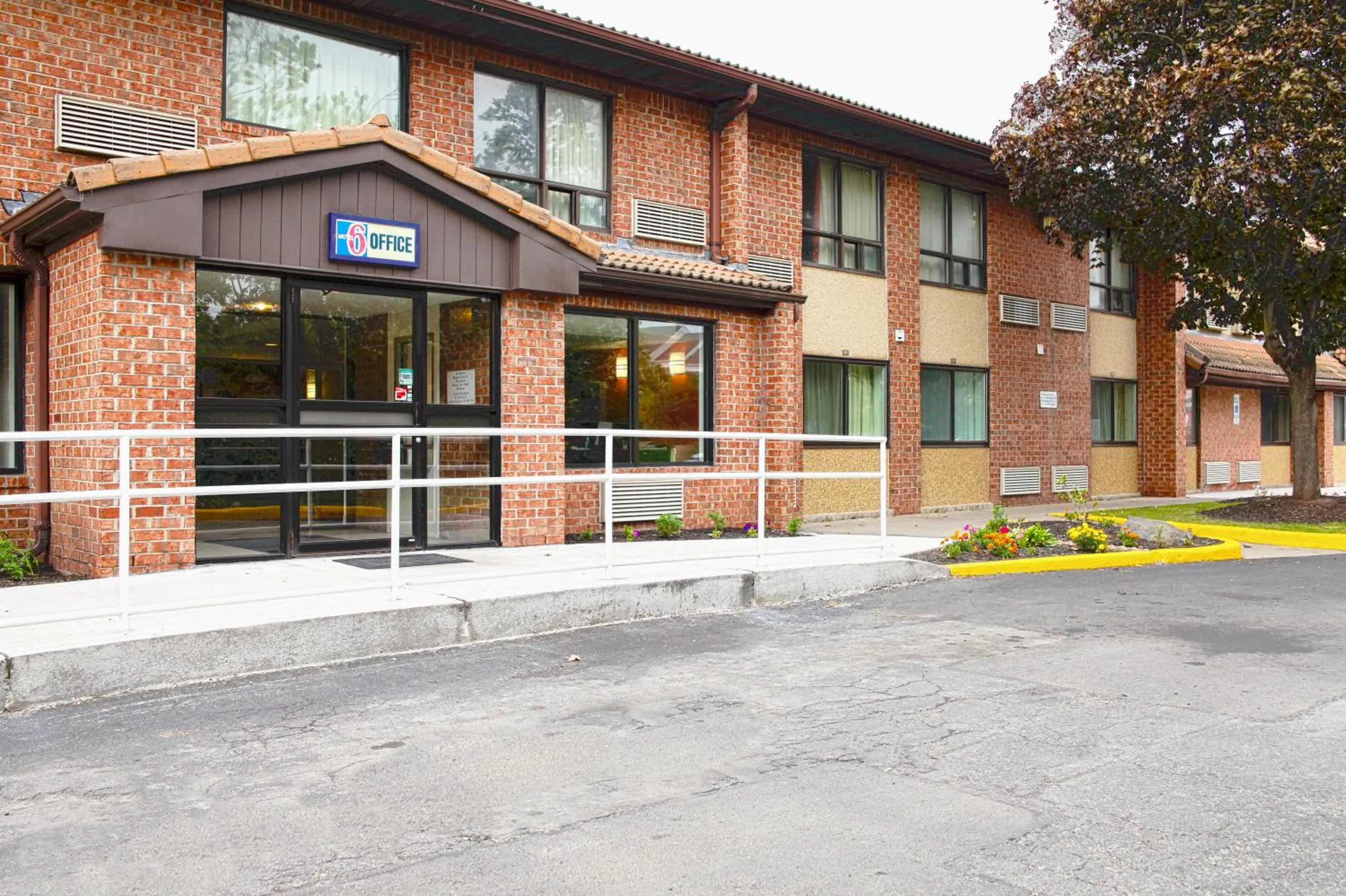 Property building in Motel 6 East Syracuse, NY - Airport