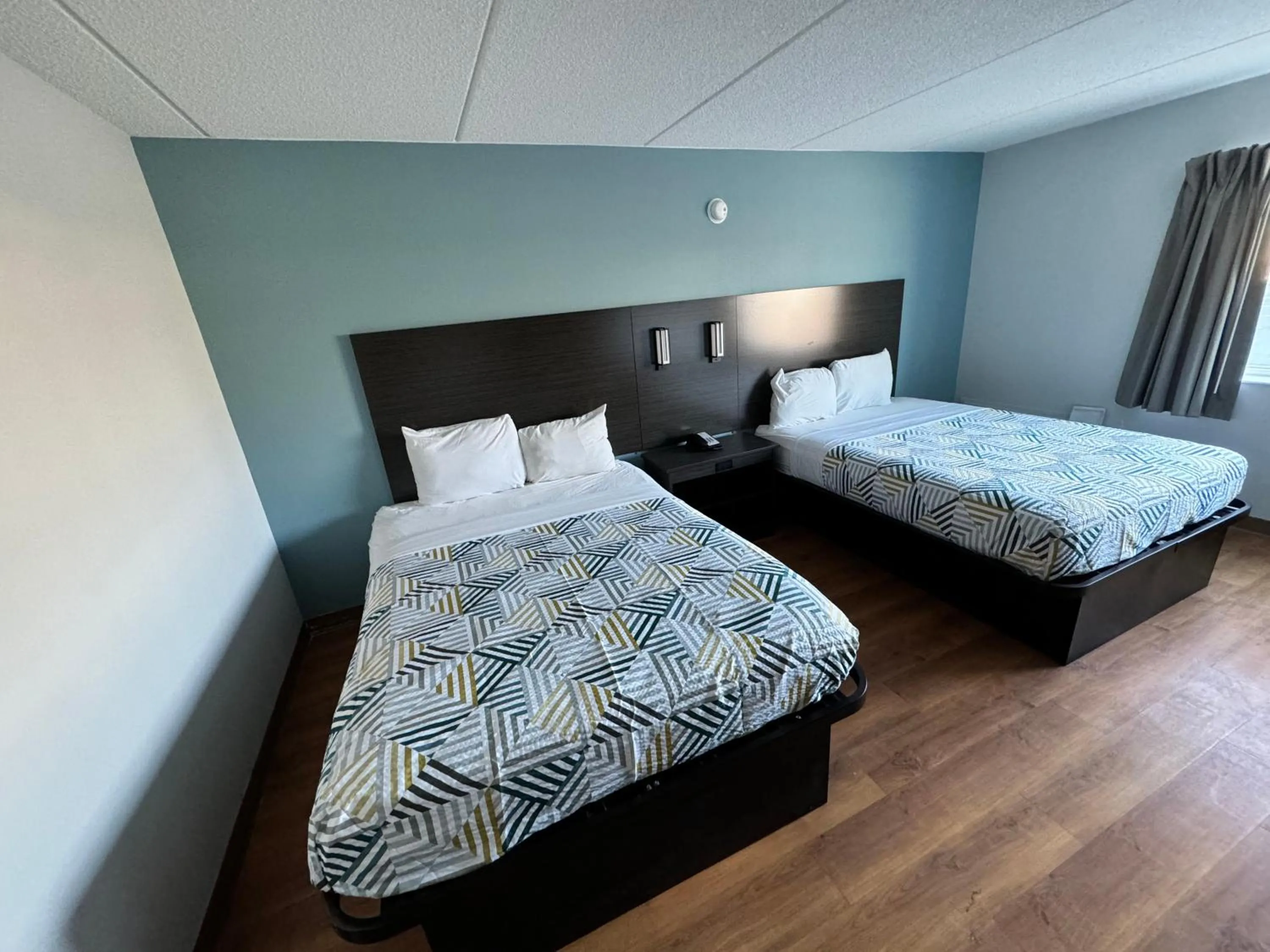 Bedroom, Bed in Motel 6 East Syracuse, NY - Airport