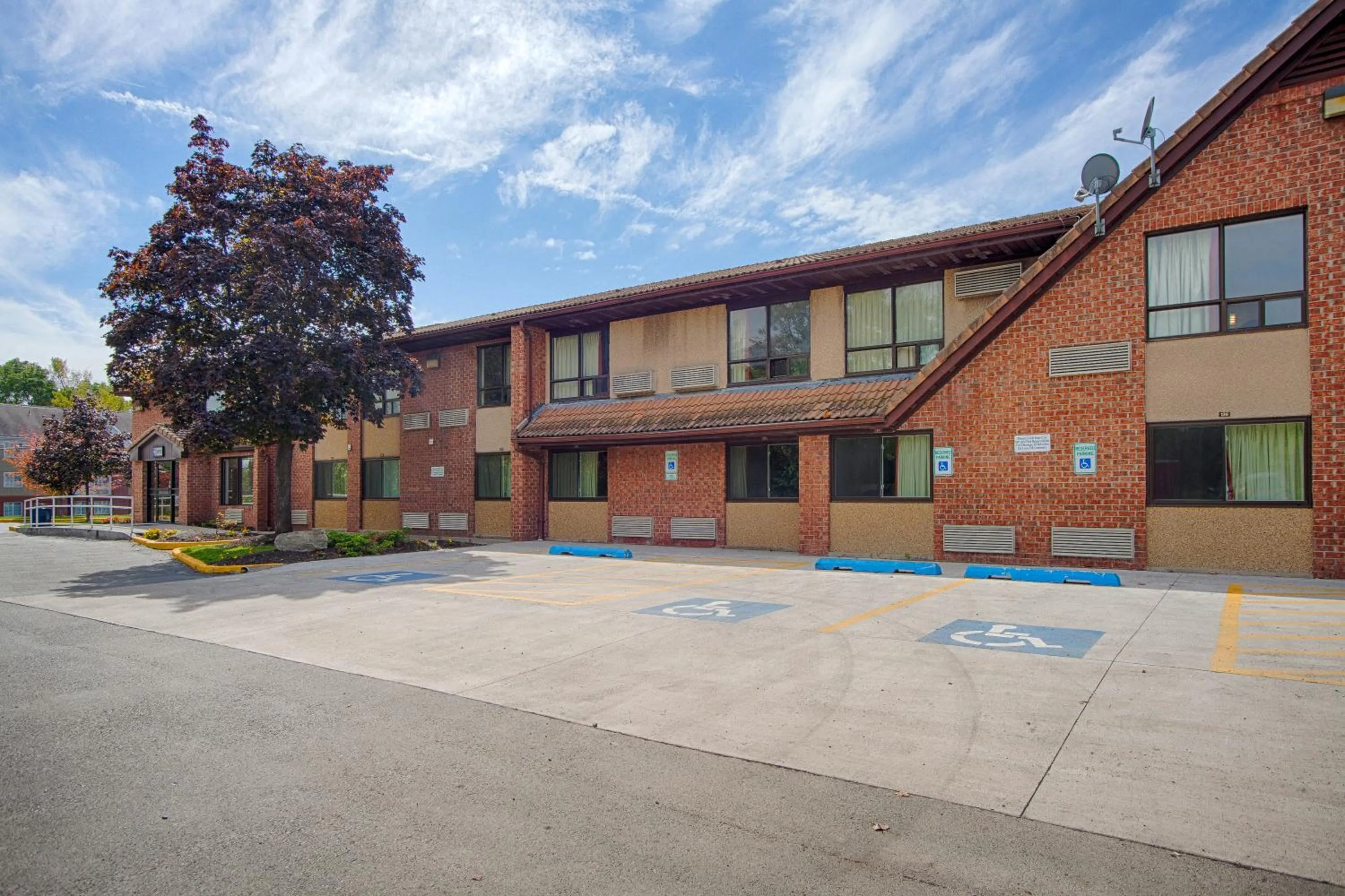 Property building in Motel 6 East Syracuse, NY - Airport