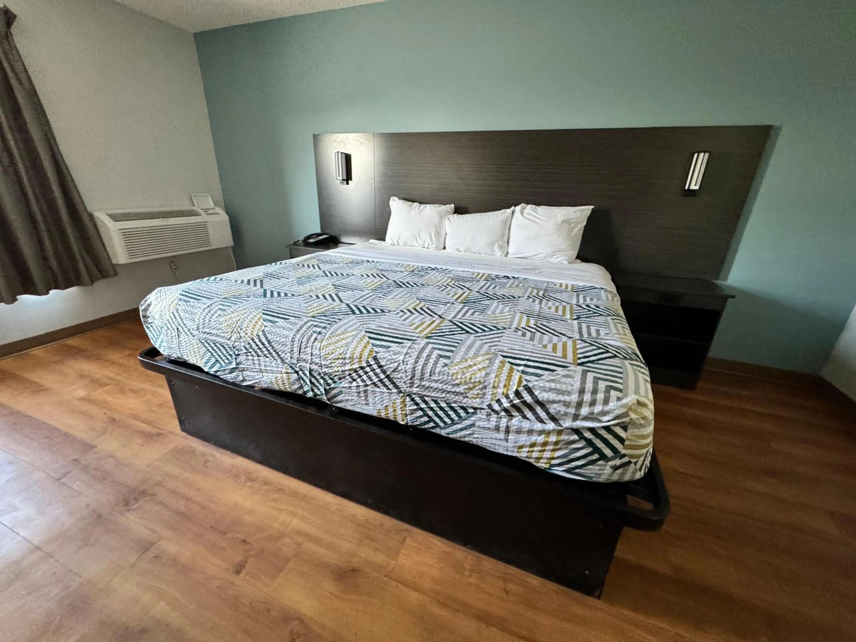 Bedroom, Bed in Motel 6 East Syracuse, NY - Airport