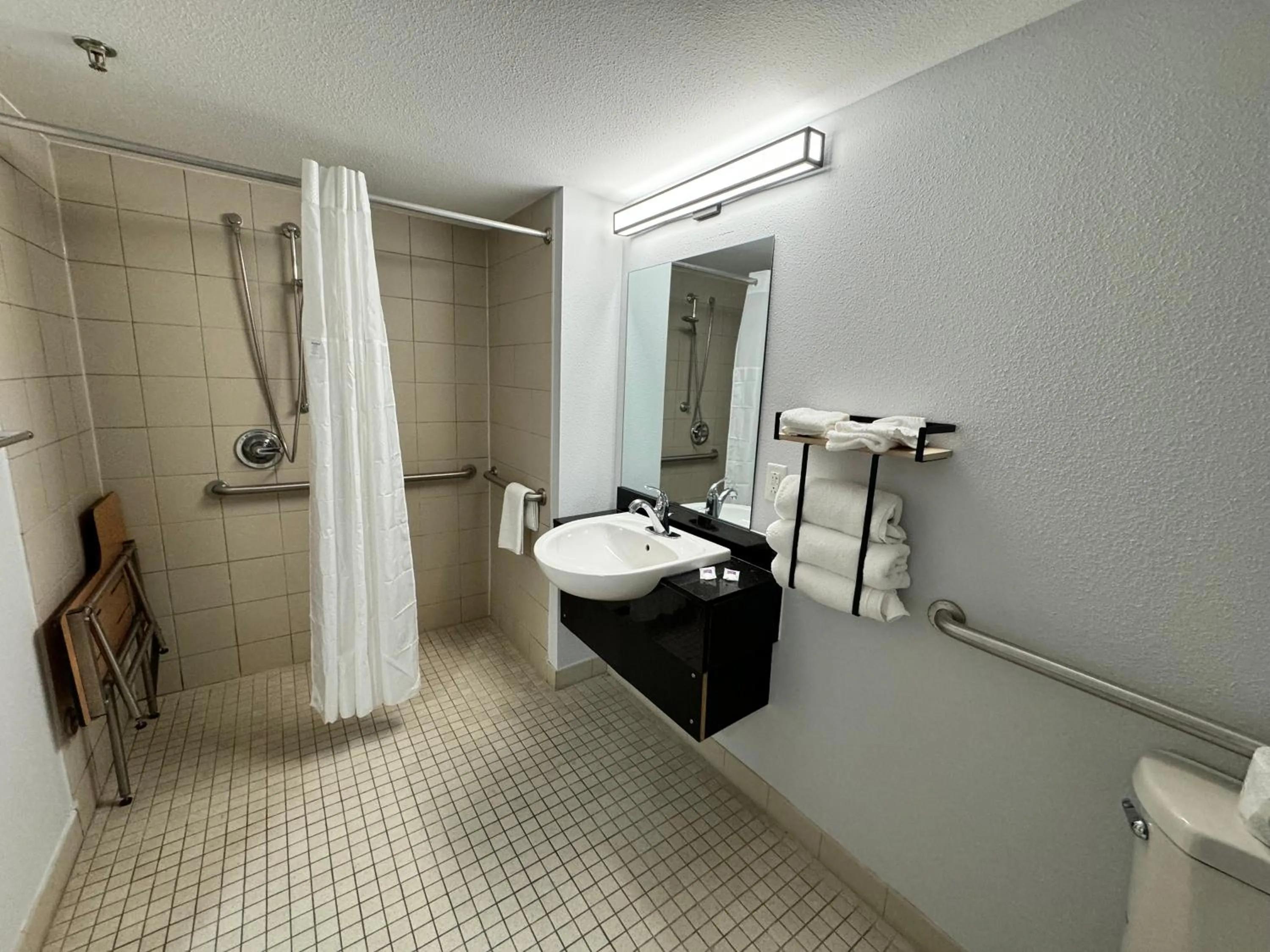 Bathroom in Motel 6 East Syracuse, NY - Airport