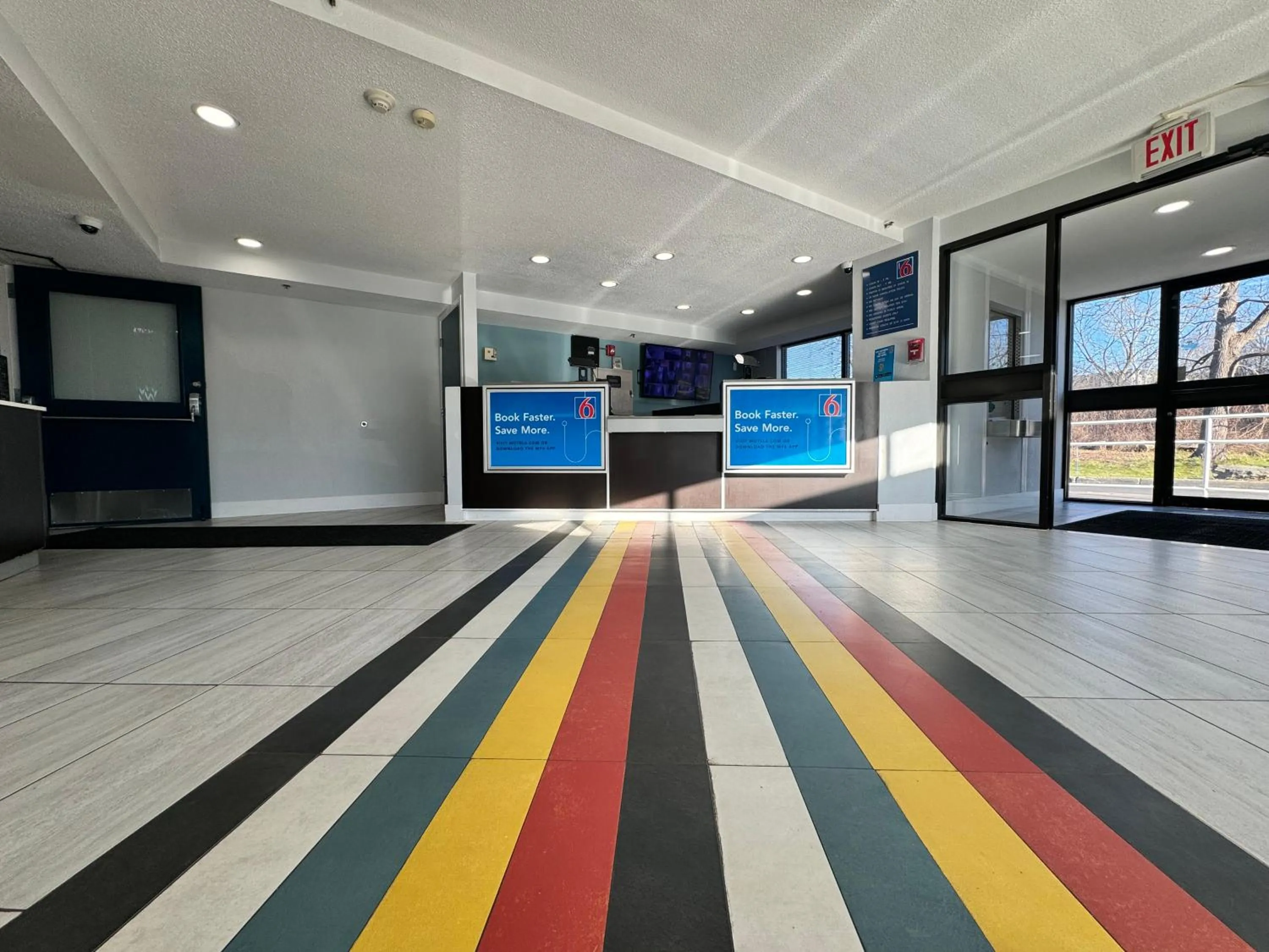 Lobby or reception in Motel 6 East Syracuse, NY - Airport