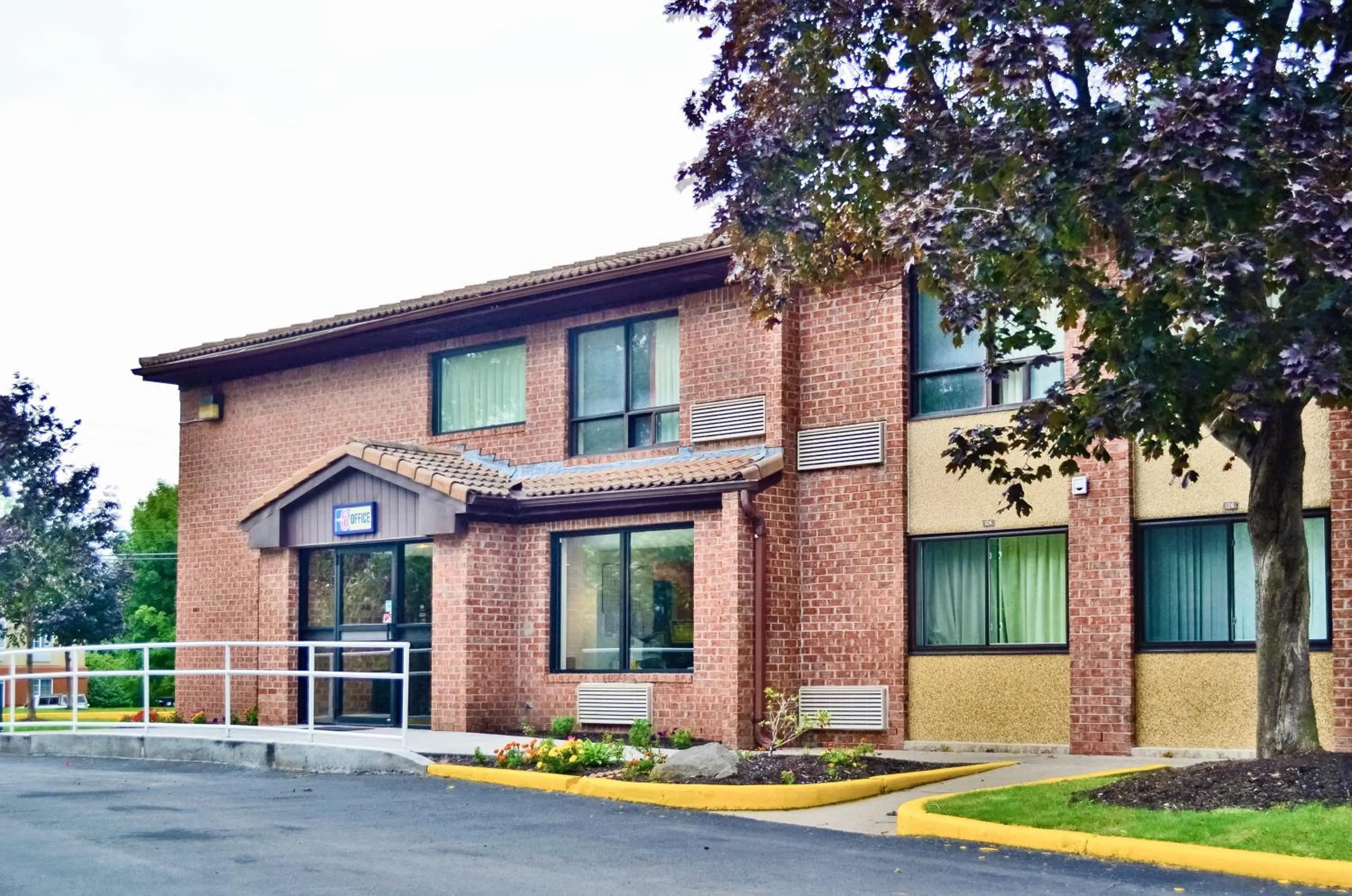Property building in Motel 6 East Syracuse, NY - Airport