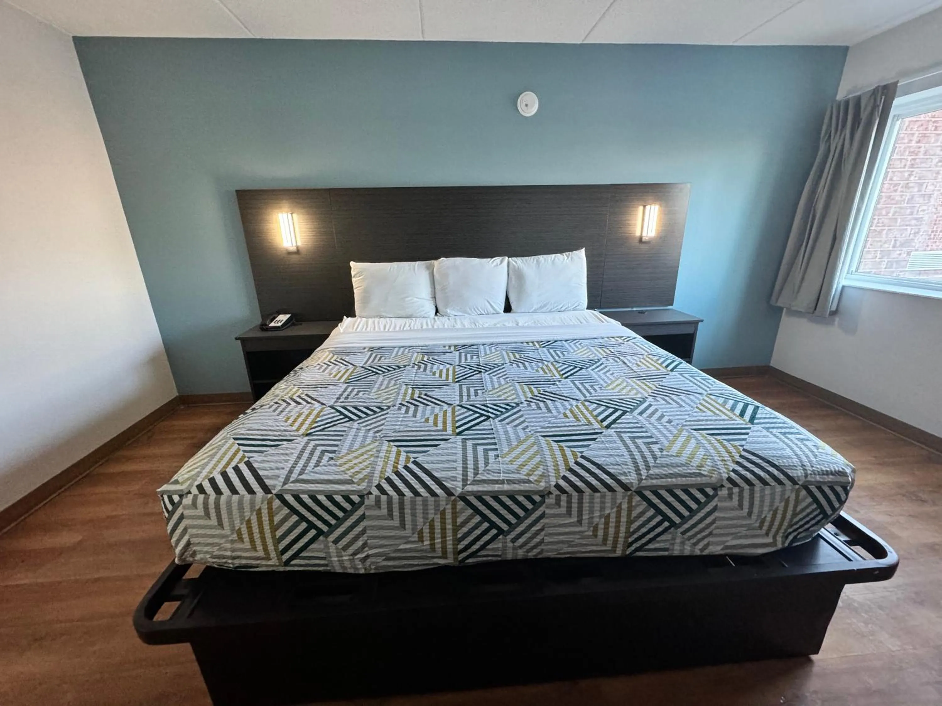 Bedroom, Bed in Motel 6 East Syracuse, NY - Airport