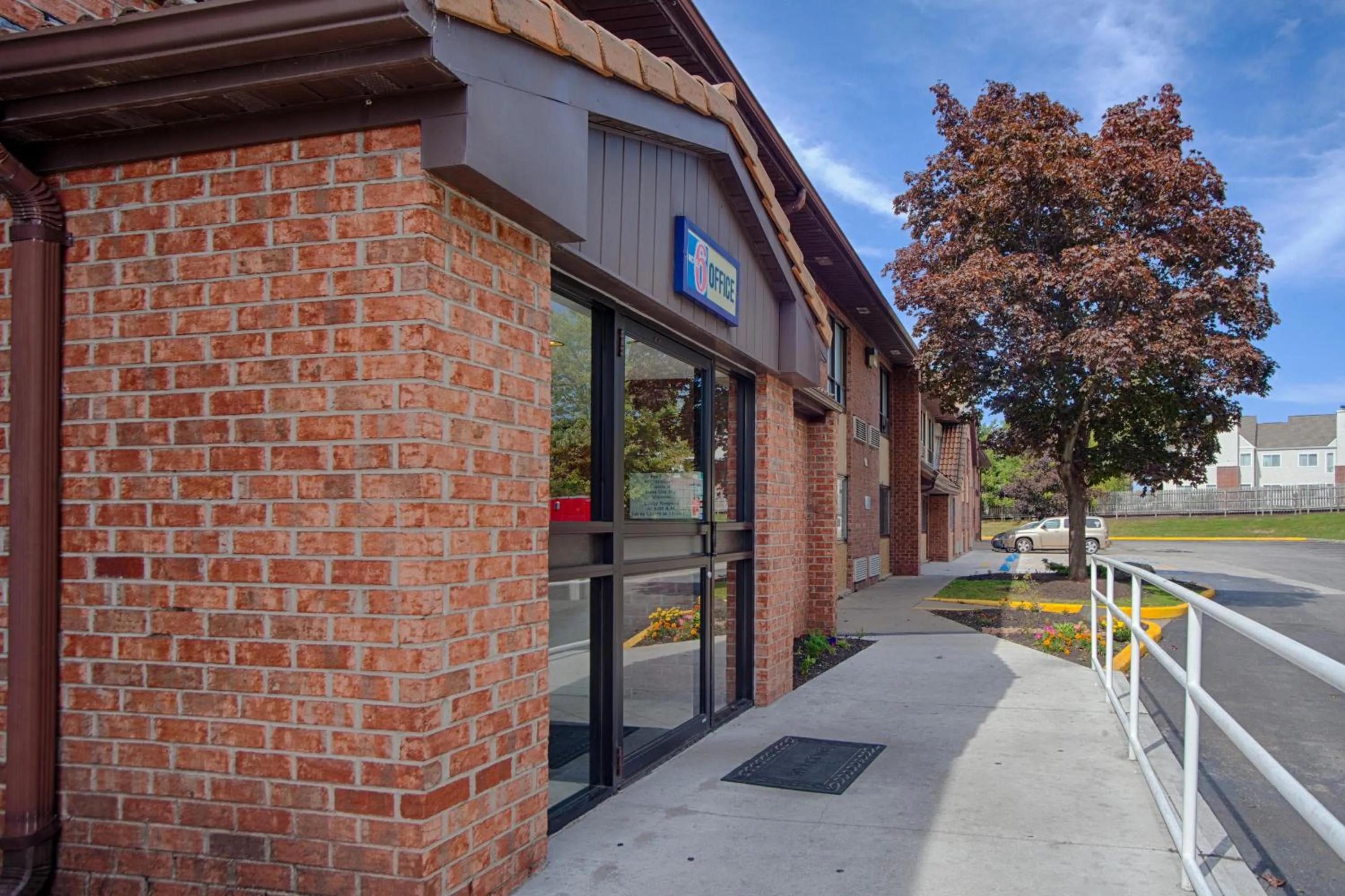 Facade/entrance in Motel 6 East Syracuse, NY - Airport