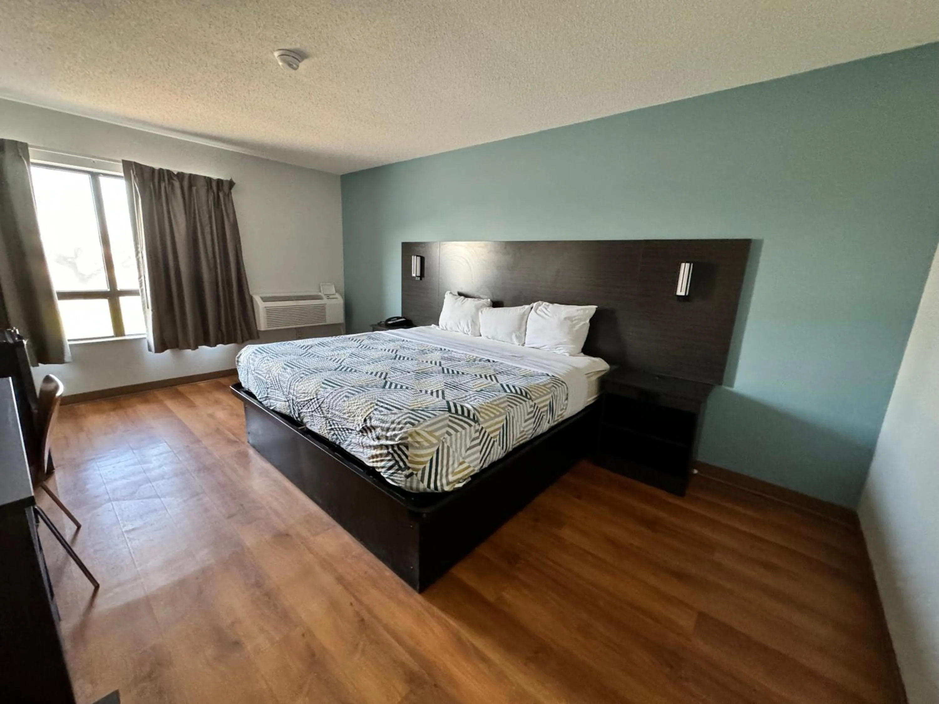 Bedroom, Bed in Motel 6 East Syracuse, NY - Airport