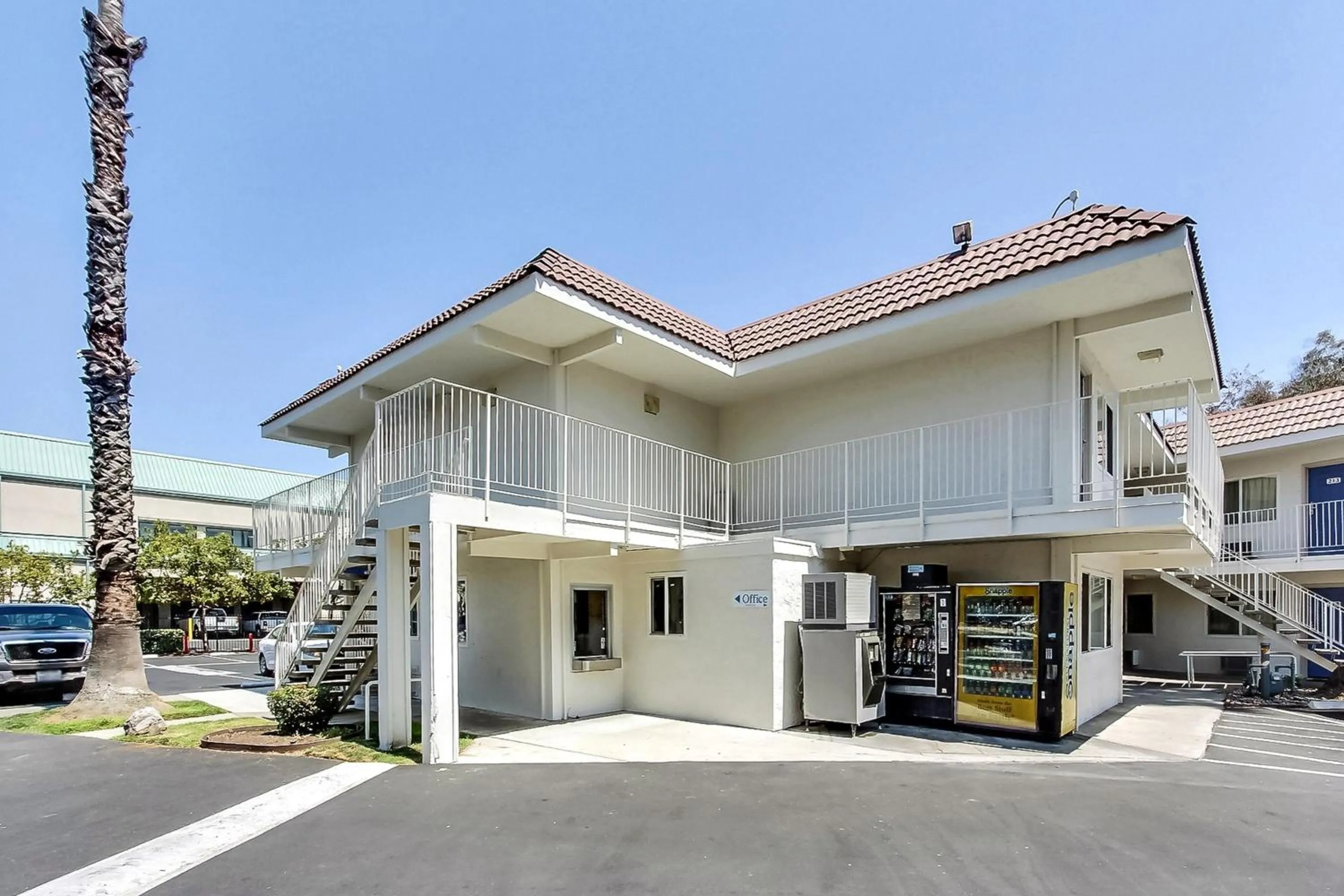 Facade/entrance in Motel 6-Campbell, CA - San Jose