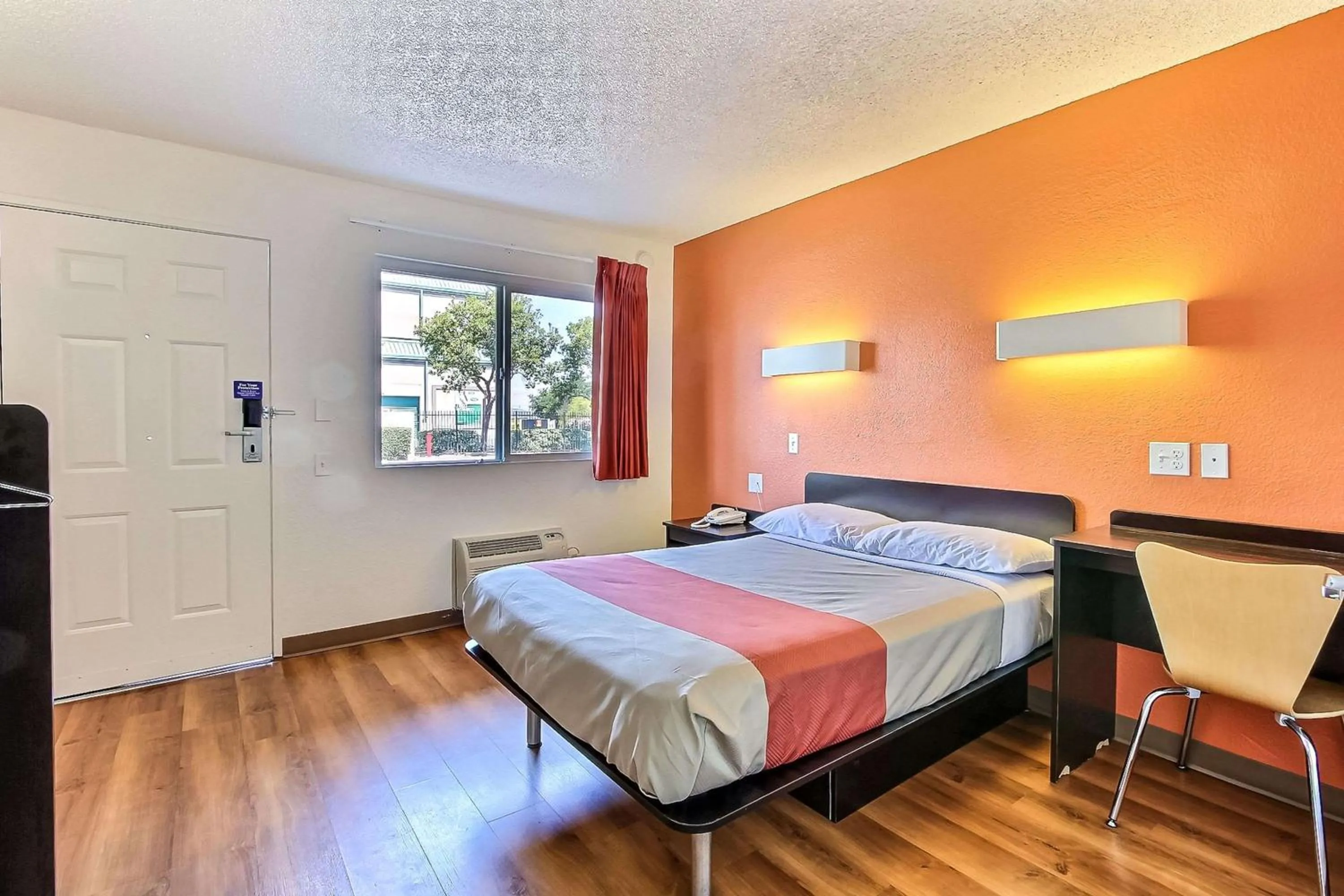 Bedroom, Bed in Motel 6-Campbell, CA - San Jose