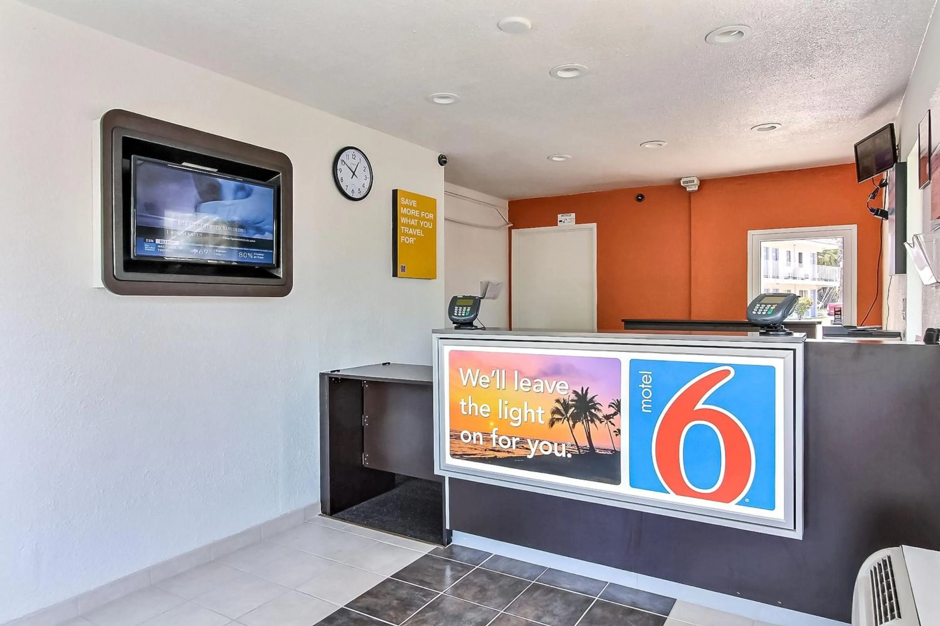 Facade/entrance in Motel 6-Campbell, CA - San Jose