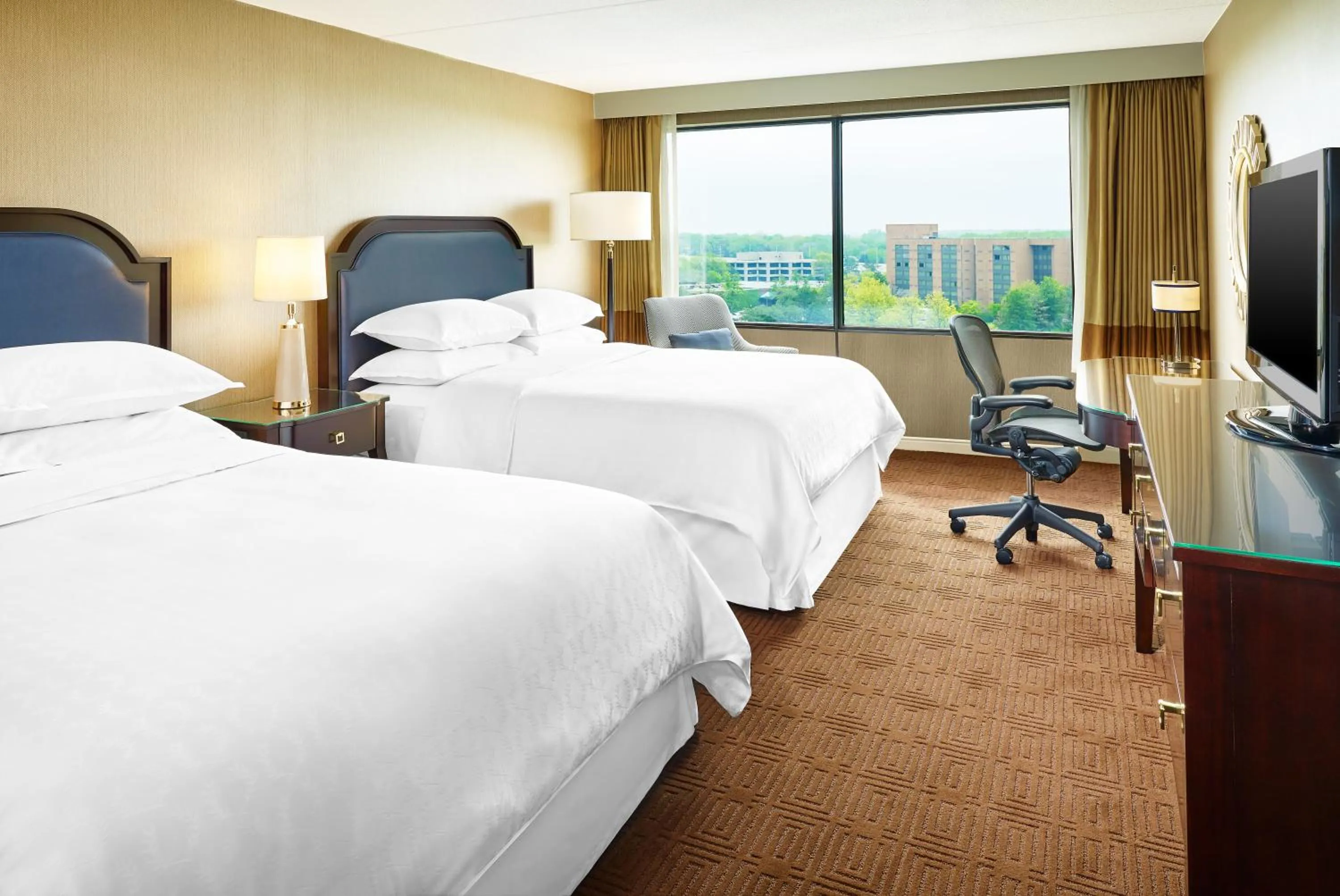 Bedroom, Bed in Sheraton Lisle Naperville Hotel