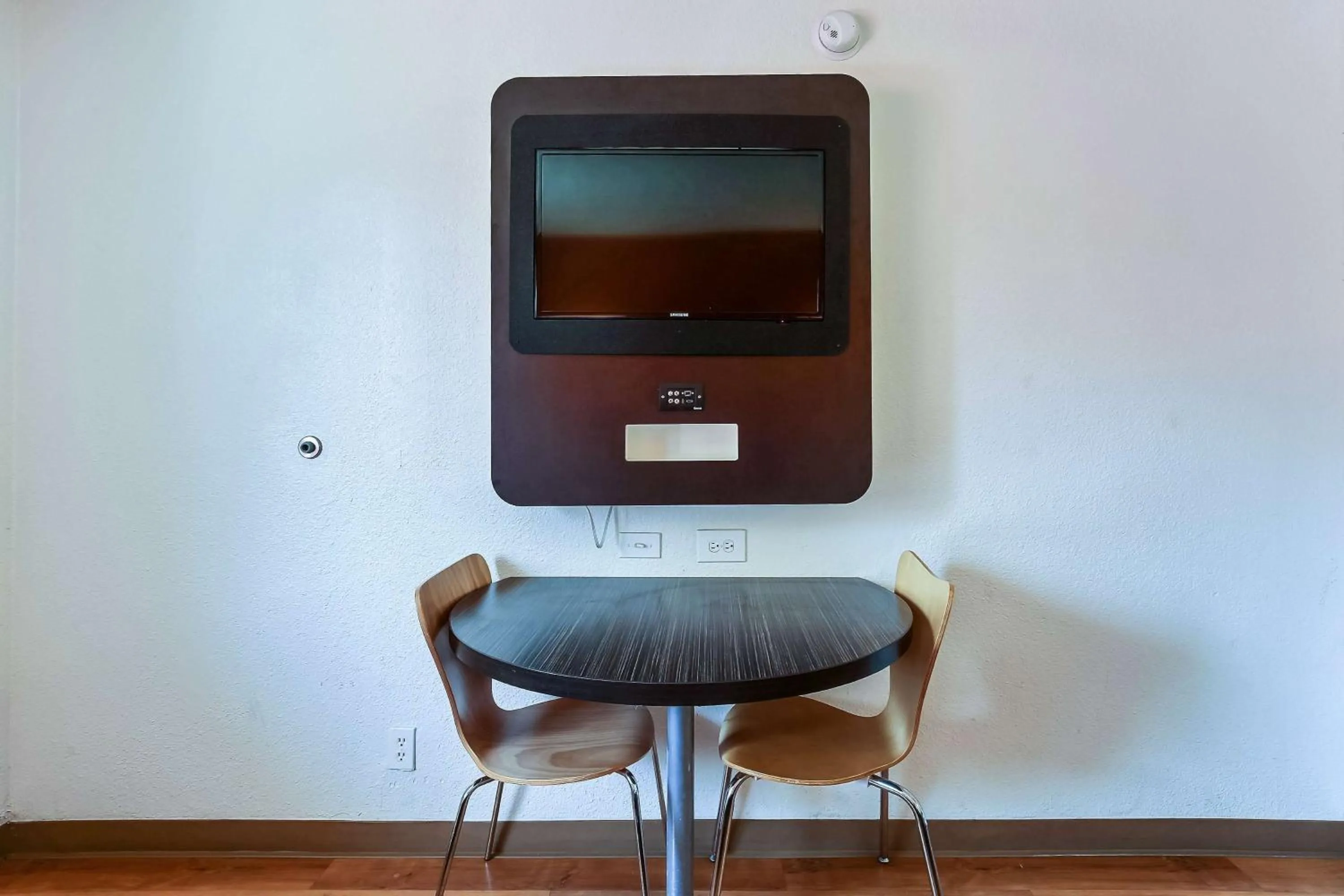 TV and multimedia in Motel 6-Pleasanton, CA