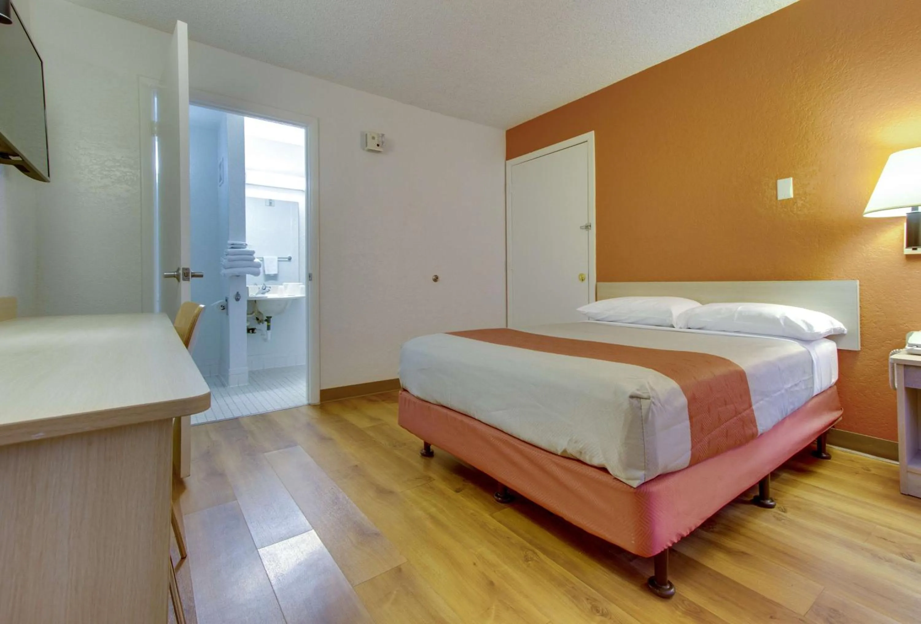 TV and multimedia, Bed in Motel 6-Tempe, AZ - Scottsdale South