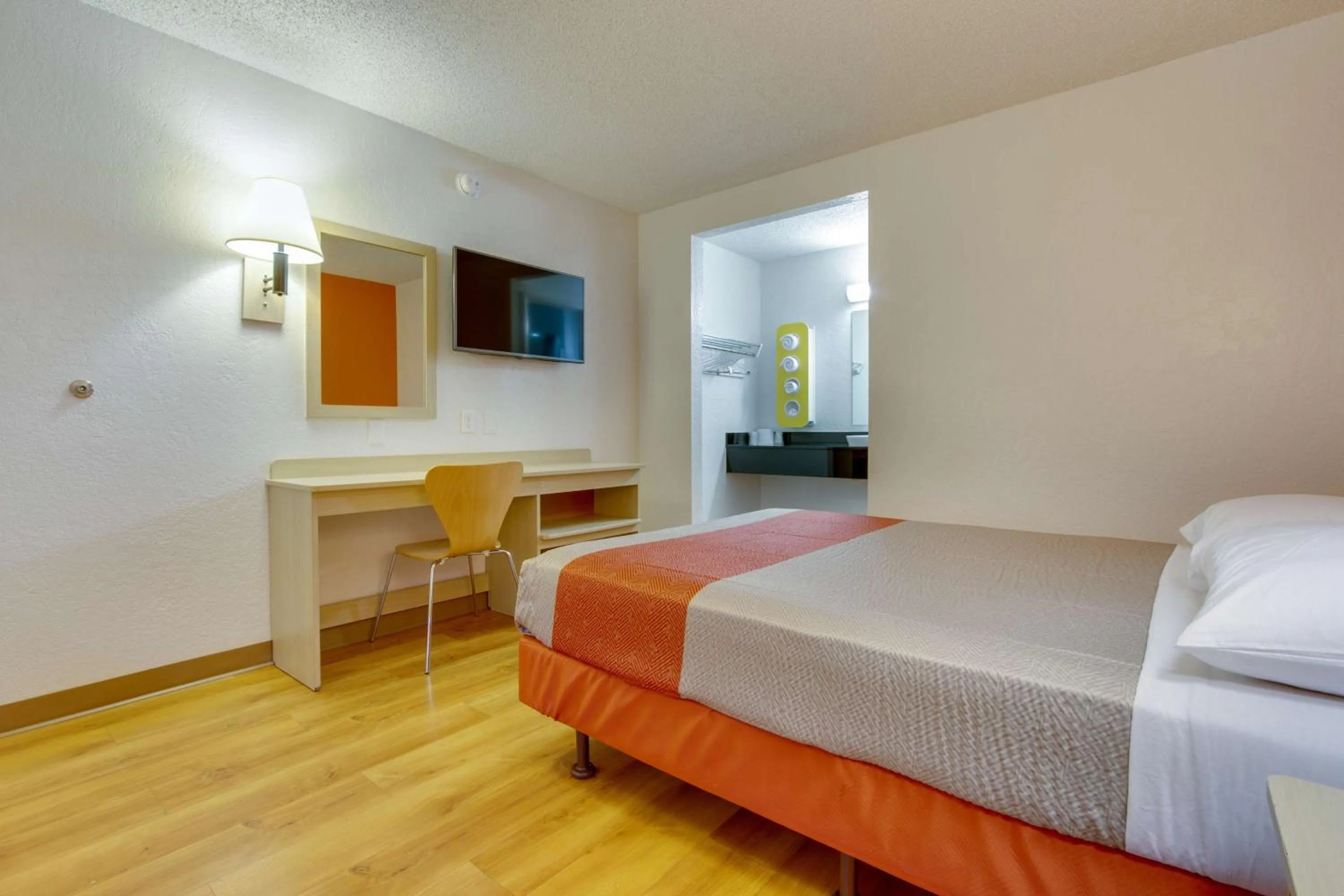 TV and multimedia, Bed in Motel 6-Tempe, AZ - Scottsdale South